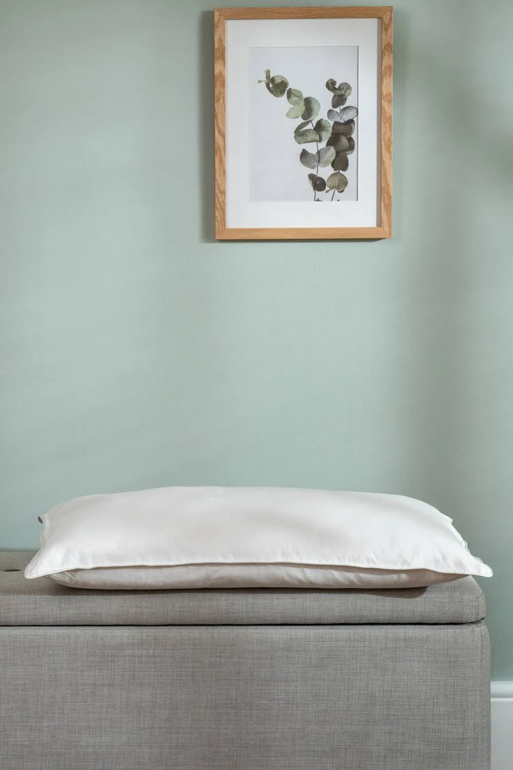 Soak&Sleep Pure Silk Pillow - Medium/Firm in White