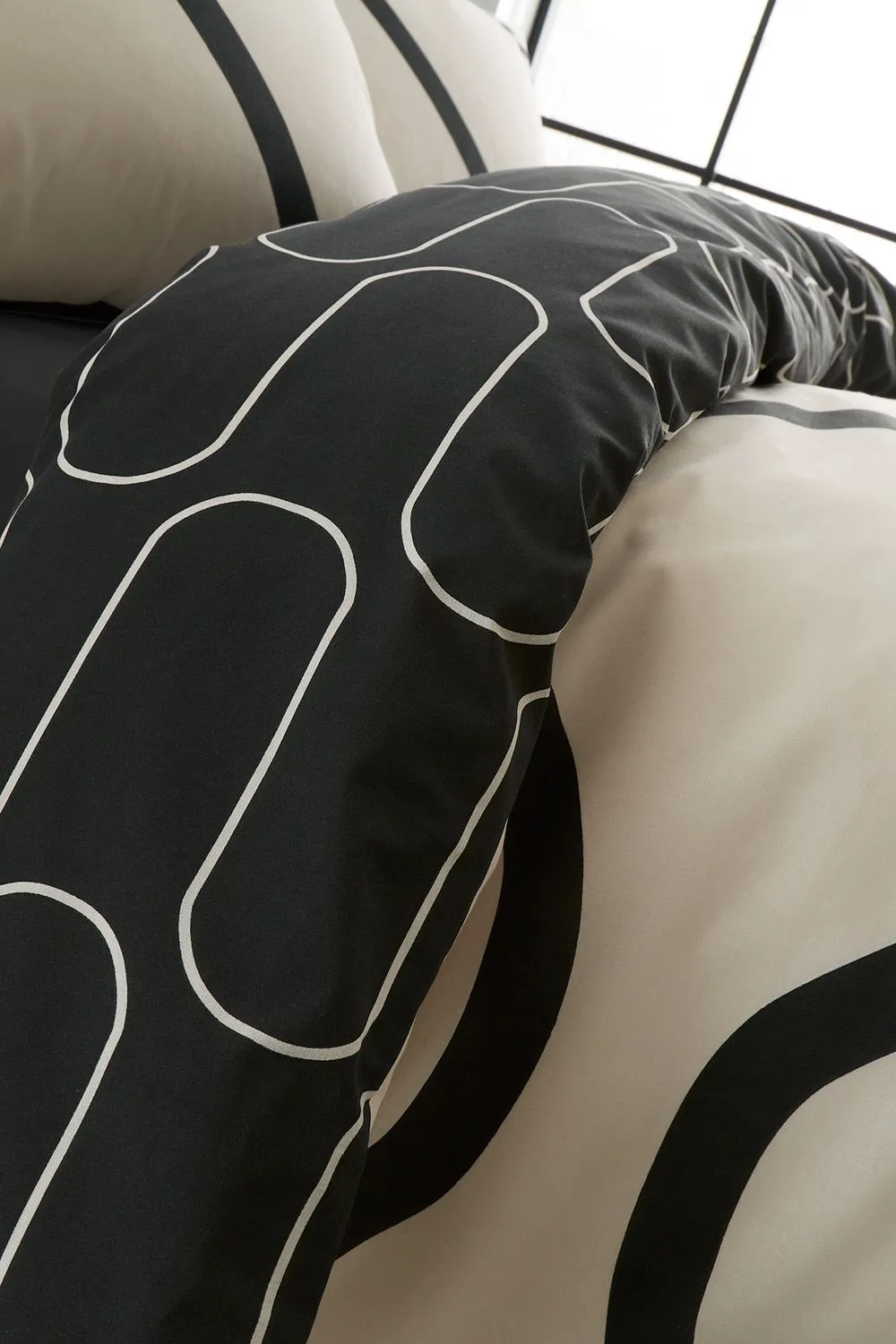 Catherine Lansfield 'Linear Curve Geometric' Duvet Set in Black 4