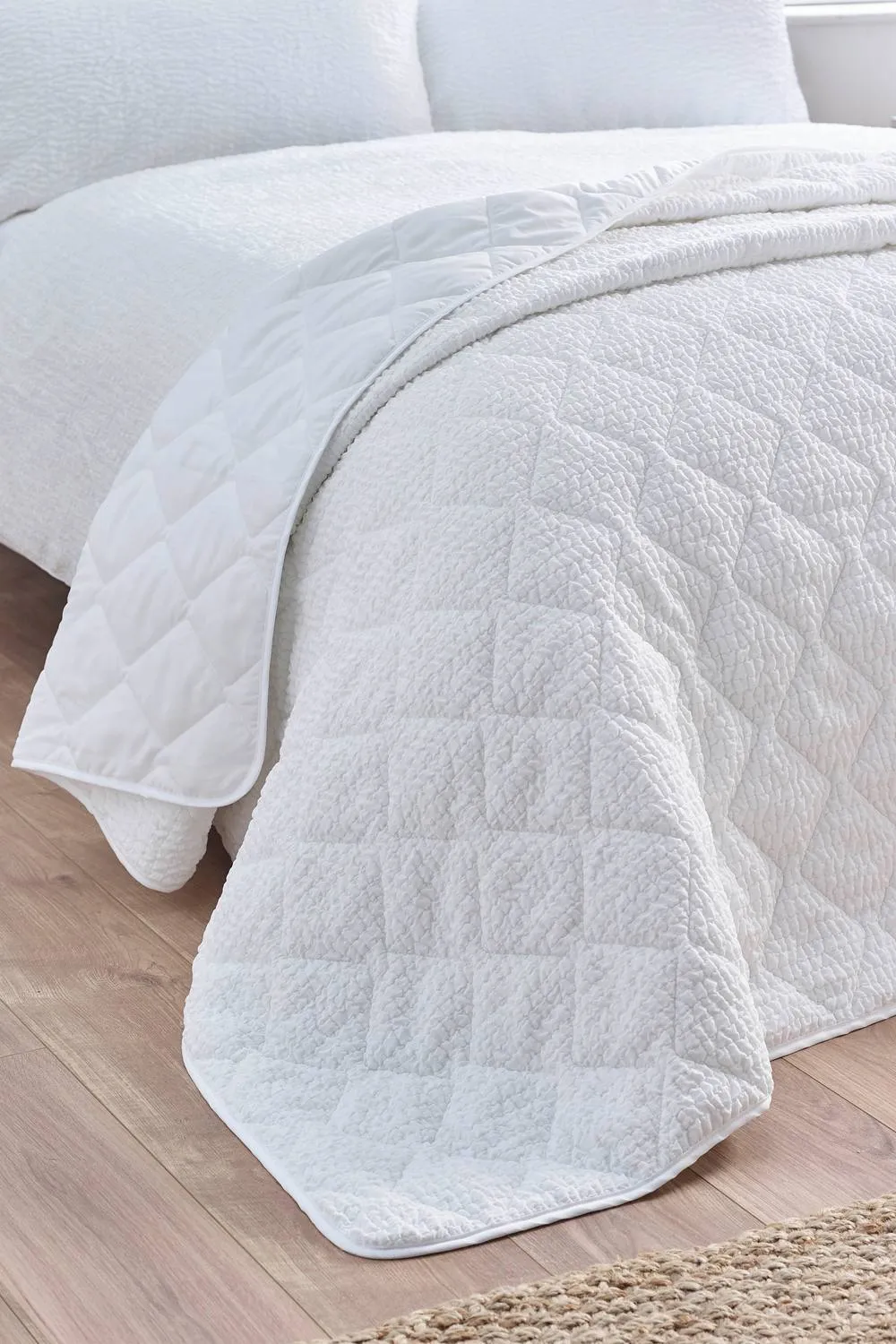 Catherine Lansfield 'Crinkle Seersucker Texture' Bedspread in White