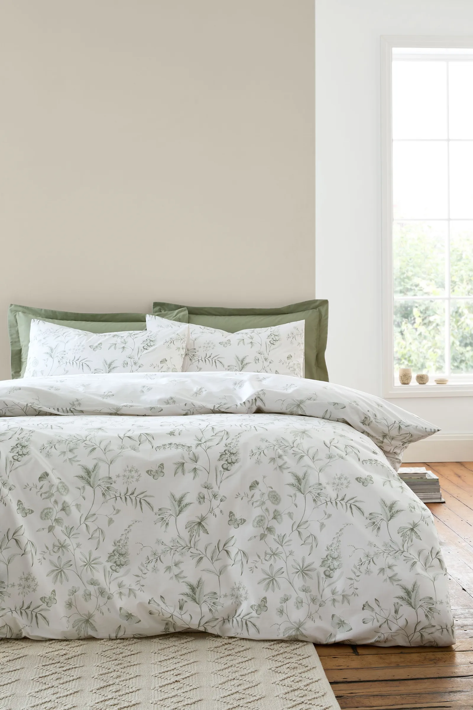 Bianca Thea Floral 200 Thread Count Cotton Reversible Duvet Cover Set in Green 1