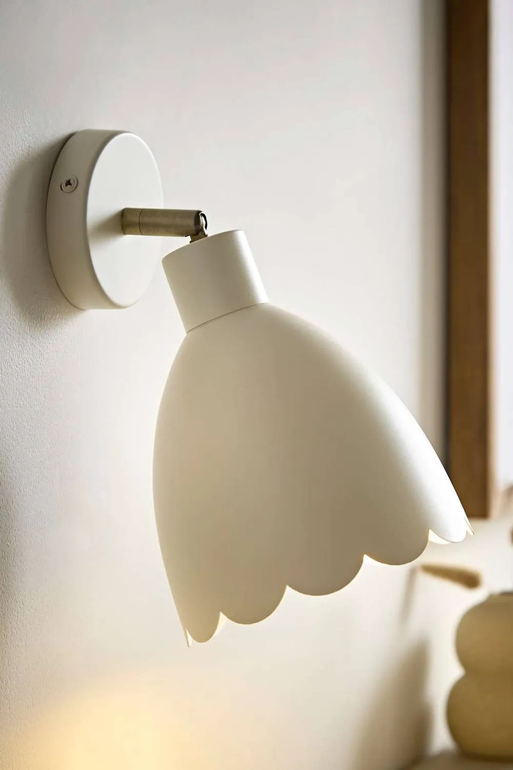 ValueLights Millie Flower Style Scallop Adjustable Wall Light with Bulb in Cream 3