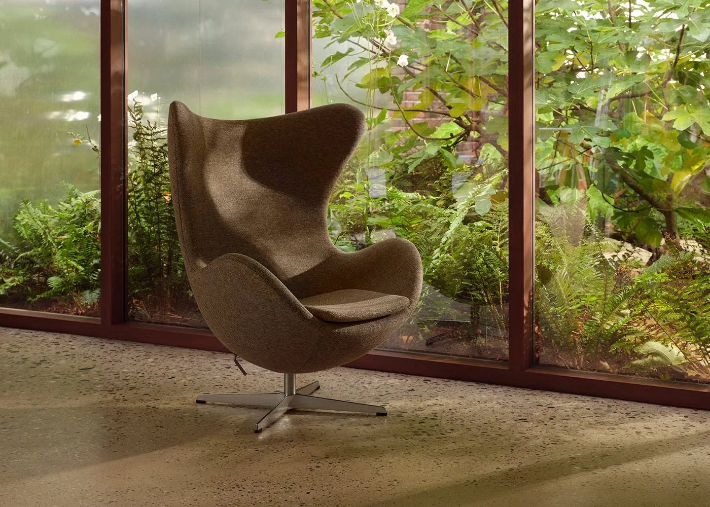 Fritz Hansen Egg Chair in Walnut Grace Leather 4