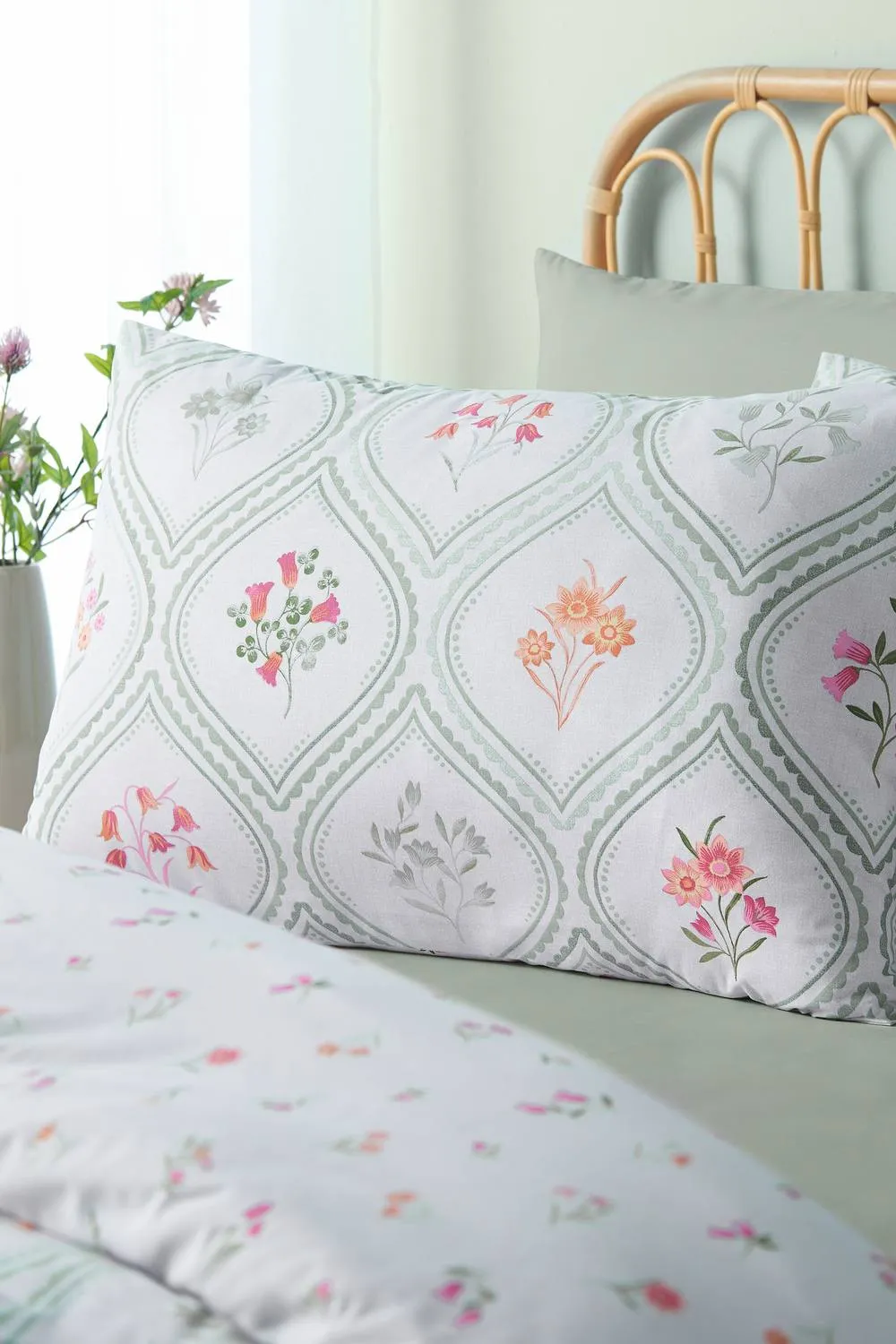 Catherine Lansfield 'Cameo Floral' Reversible Duvet Cover Set in Light Green 3