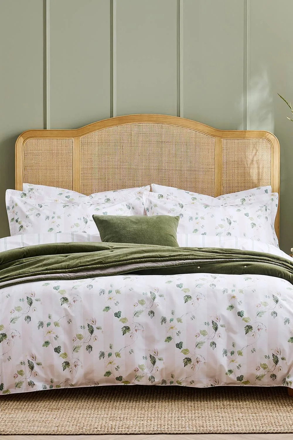 CHRISTY 'Snowdrops' Winter Bloom Reversible Cotton Percale Duvet Cover Set in White 2