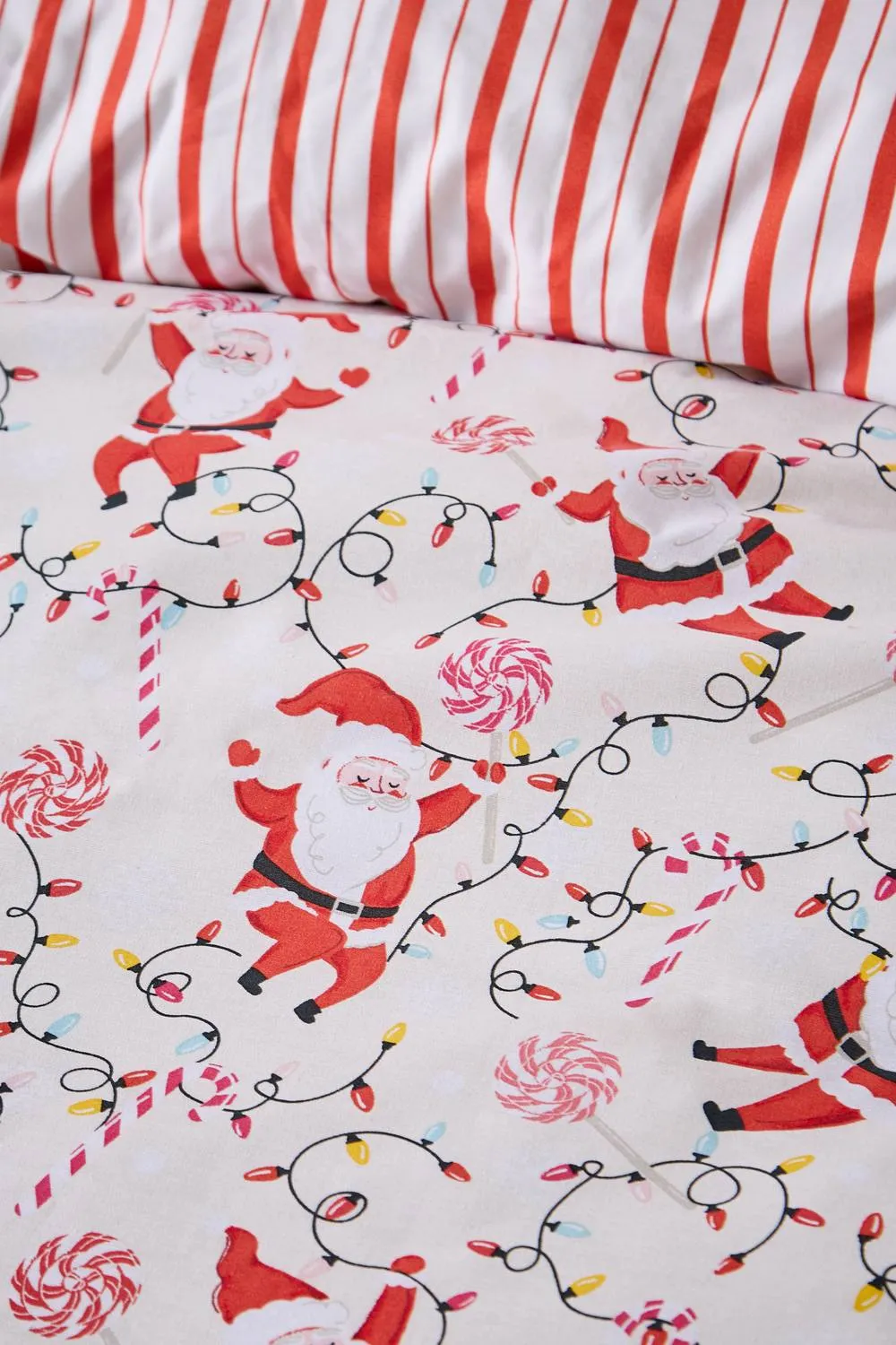 Catherine Lansfield Christmas Santas Reversible Duvet Cover Set in Red 5