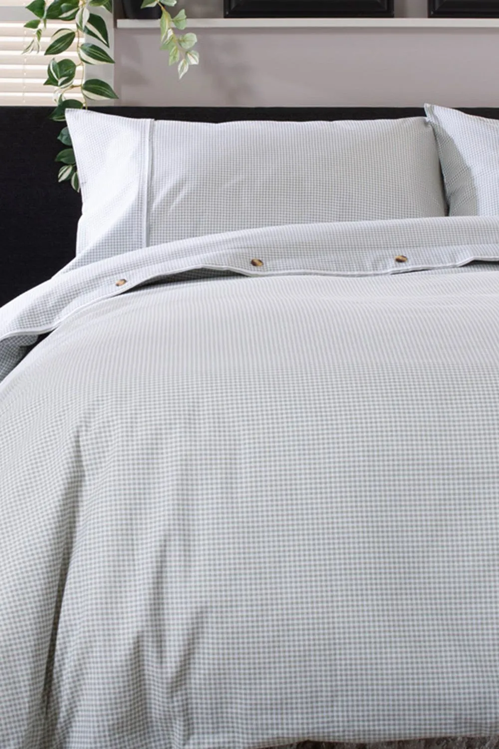 The Lyndon Company Gingham Duvet Cover Set - Soft & Breathable Cotton with Double Piped Edges in Green 1