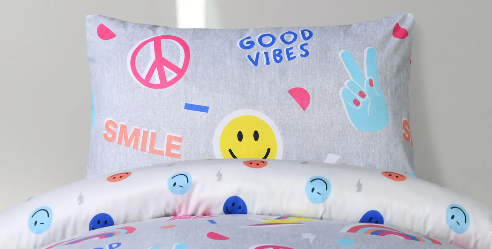 Smart Living Luxury Super Soft Reversible Fun Graffiti Duvet Set & Pillowcases 5