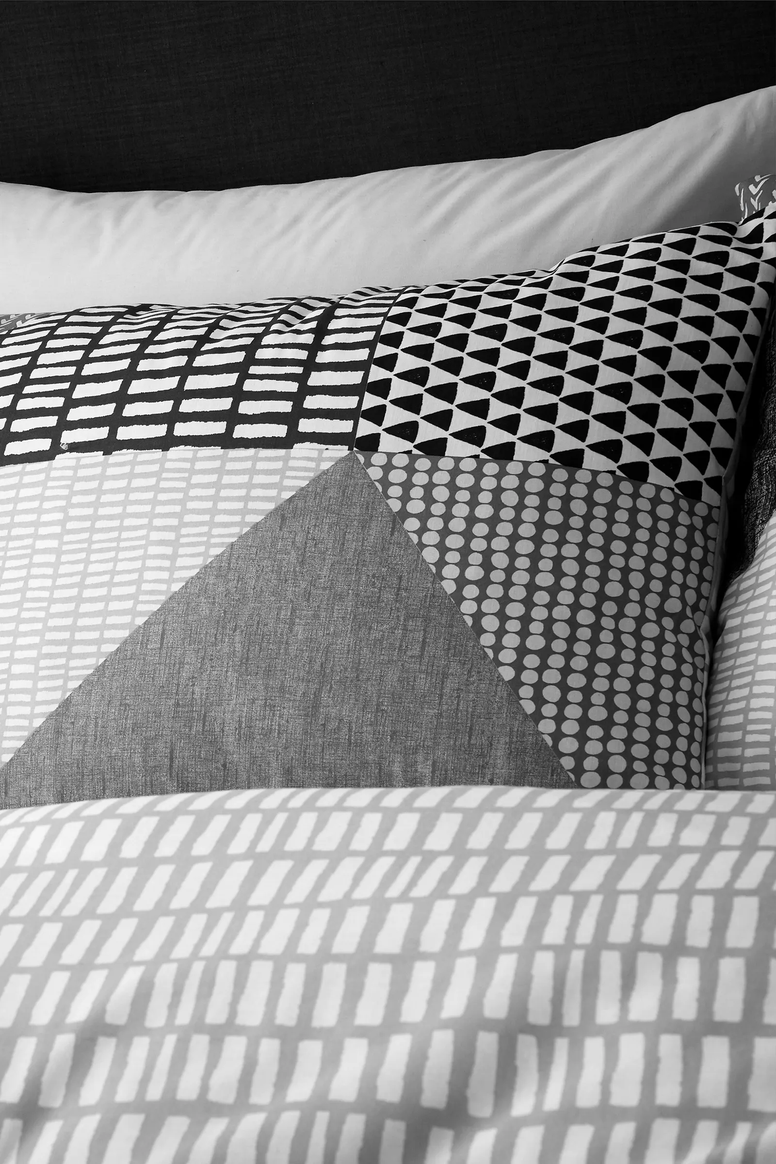 Catherine Lansfield 'Larsson Geo' Duvet Set in Grey 2