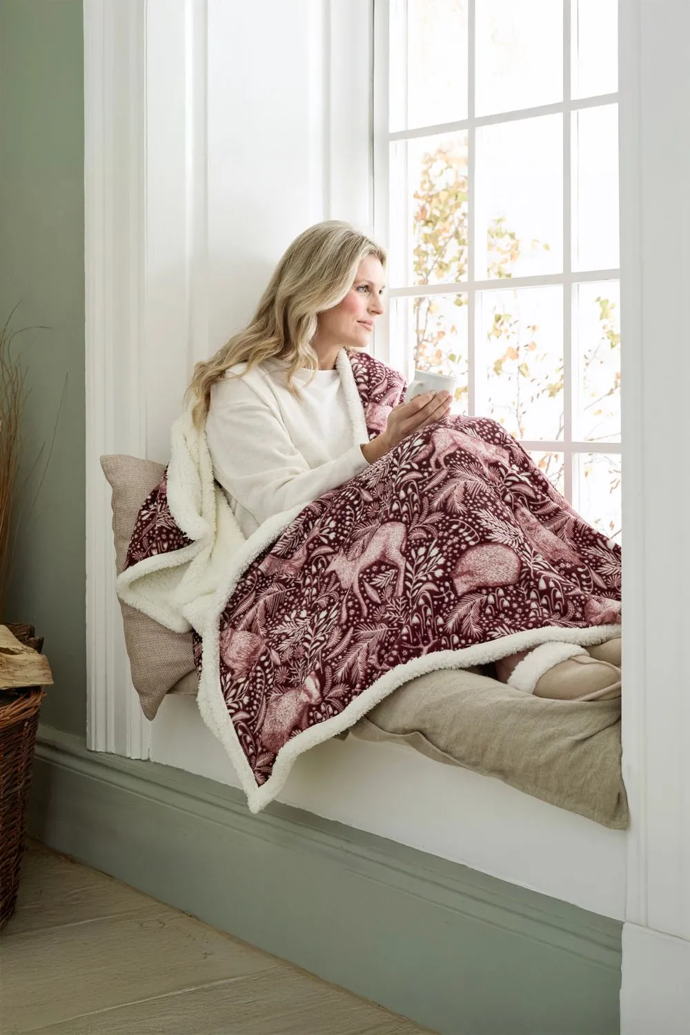 Deyongs Woodland Folk Wine Heated Sherpa Throw - 140x180cm Soft Fleece & Sherpa Lining | 1846