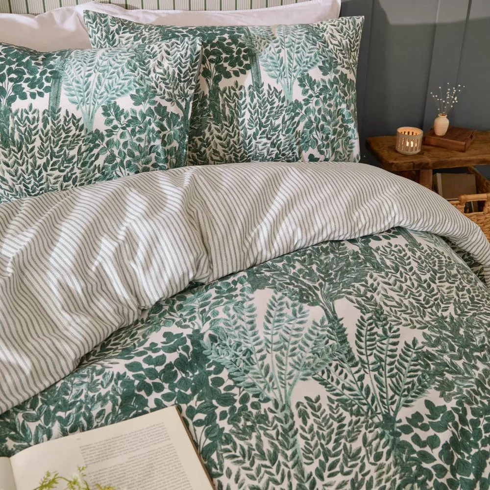 Wylder Topiary Reversible Floral Duvet Cover Set in Green 2