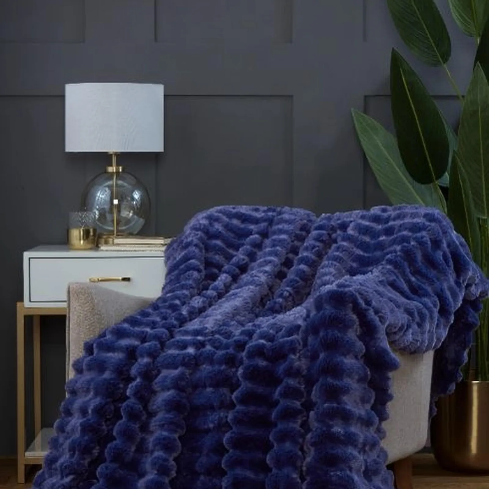 Rapport Home Chunky Ribbed Soft & Cozy Fur Throw (150x200 cm) in Blue