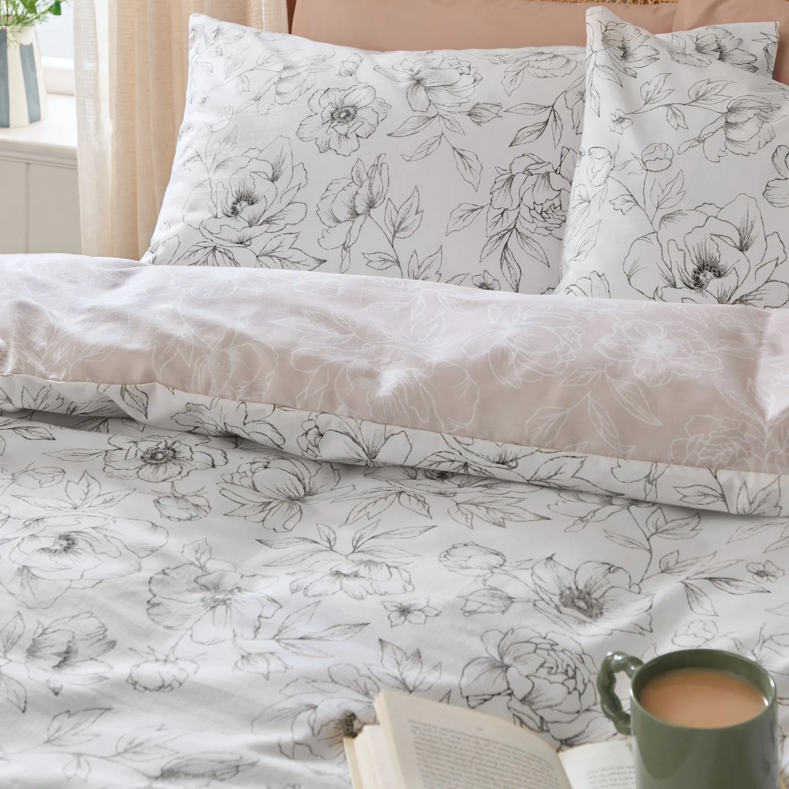 Wylder Bella Reversible Floral Duvet Cover Set in Natural 2