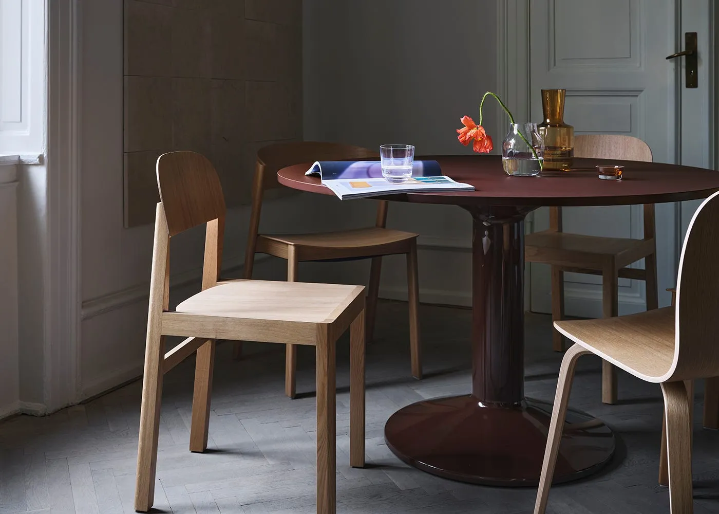 Muuto Midst Table Dark Red Lino Top Red Steel Base 120cm 3