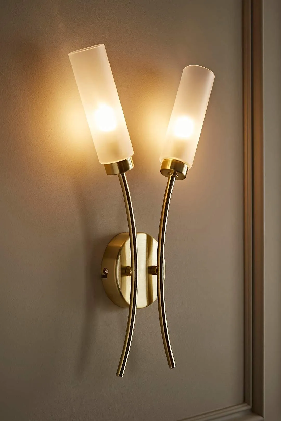 ValueLights Maya 2 Way Curved Upright Reed Shaded Wall Light in Gold 1