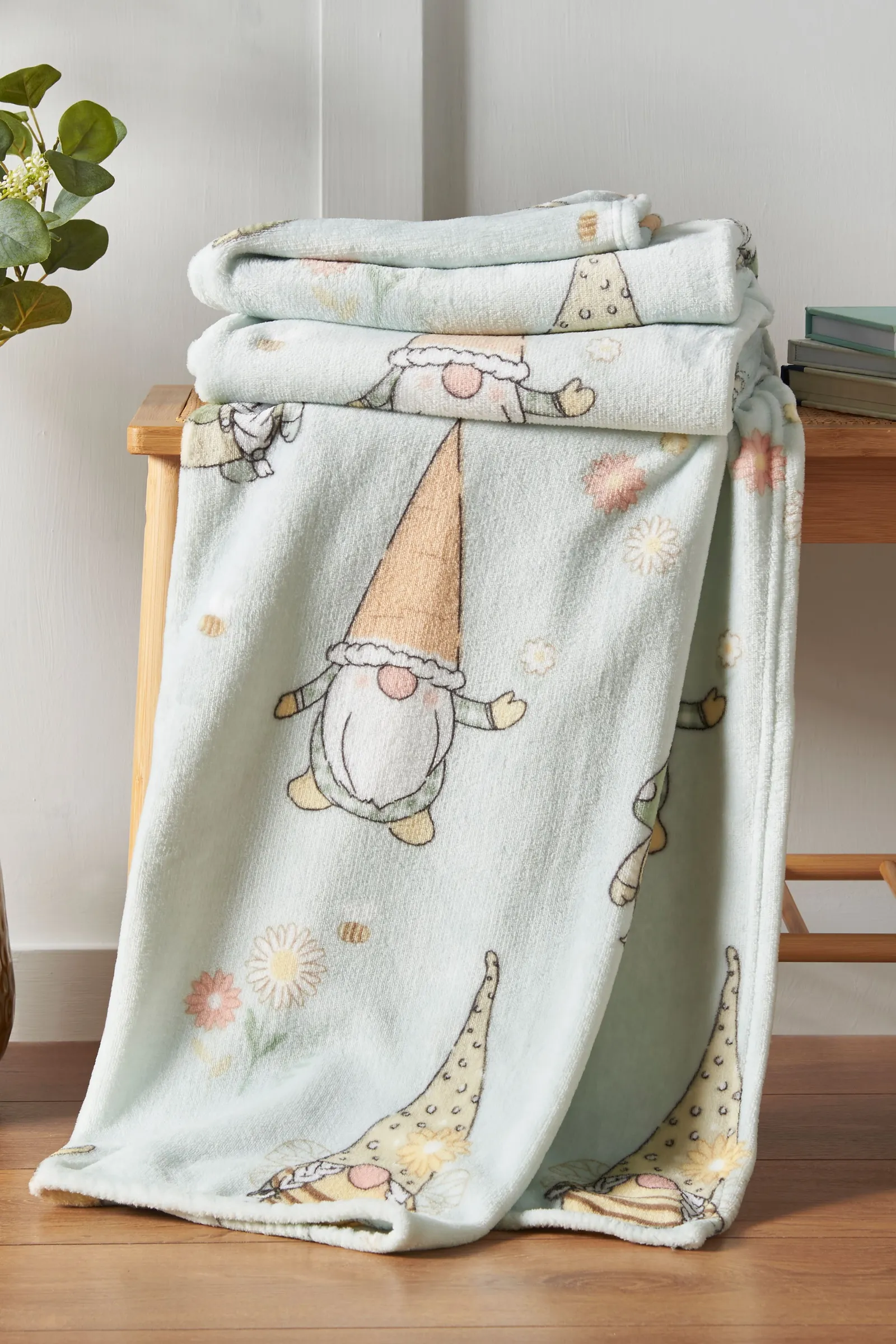 Catherine Lansfield 'Spring Gonks' Cosy Fleece Blanket Throw in Light Green