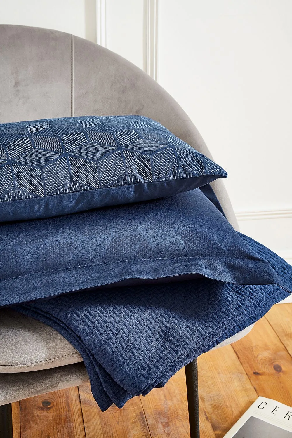 1951 'Osaka' Cotton Oxford Pillowcase in Midnight 5