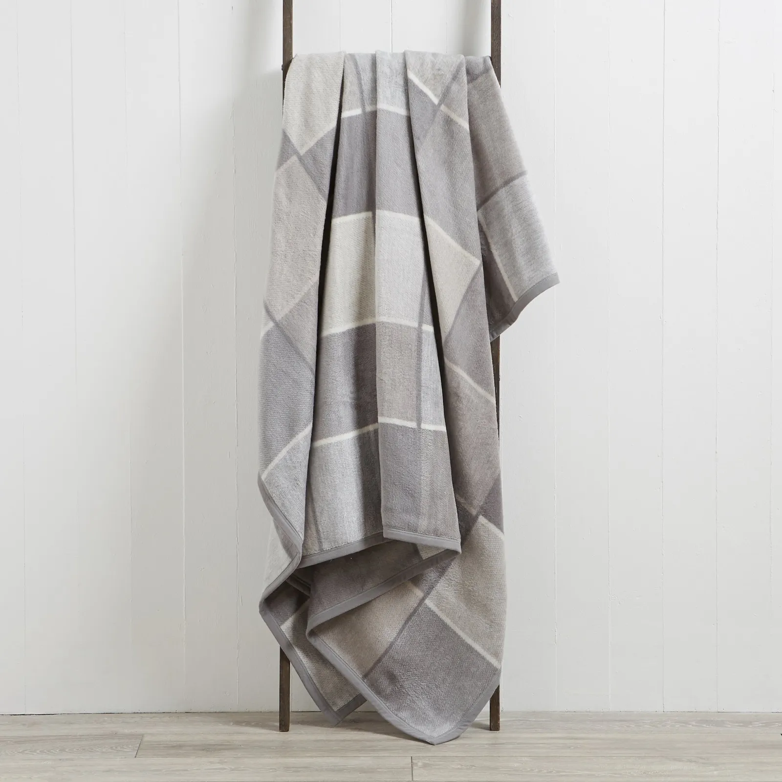Thermosoft Checked 150cm x 200cm Blanket Grey