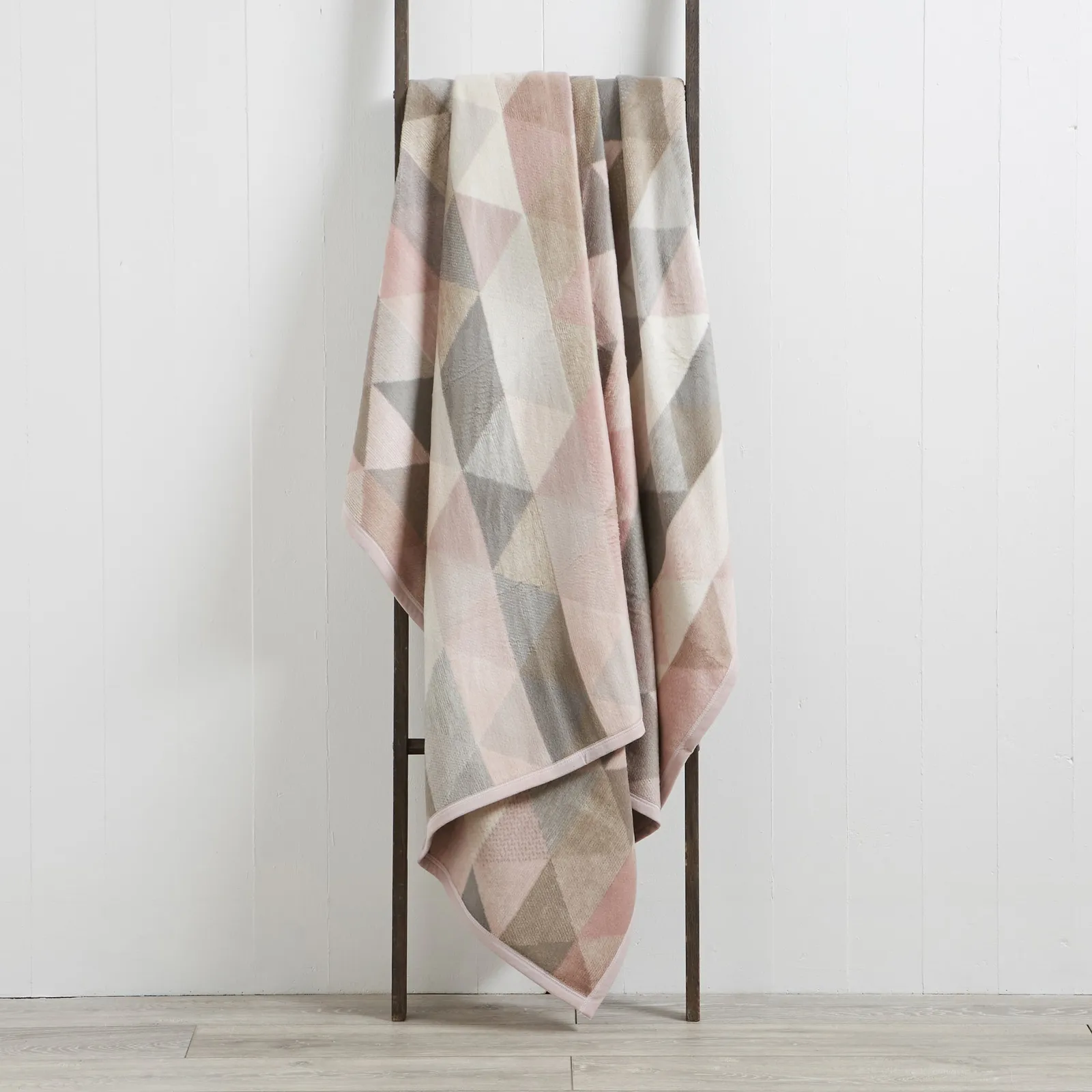 Thermosoft Pink Geo 150cm x 200cm Blanket Pink