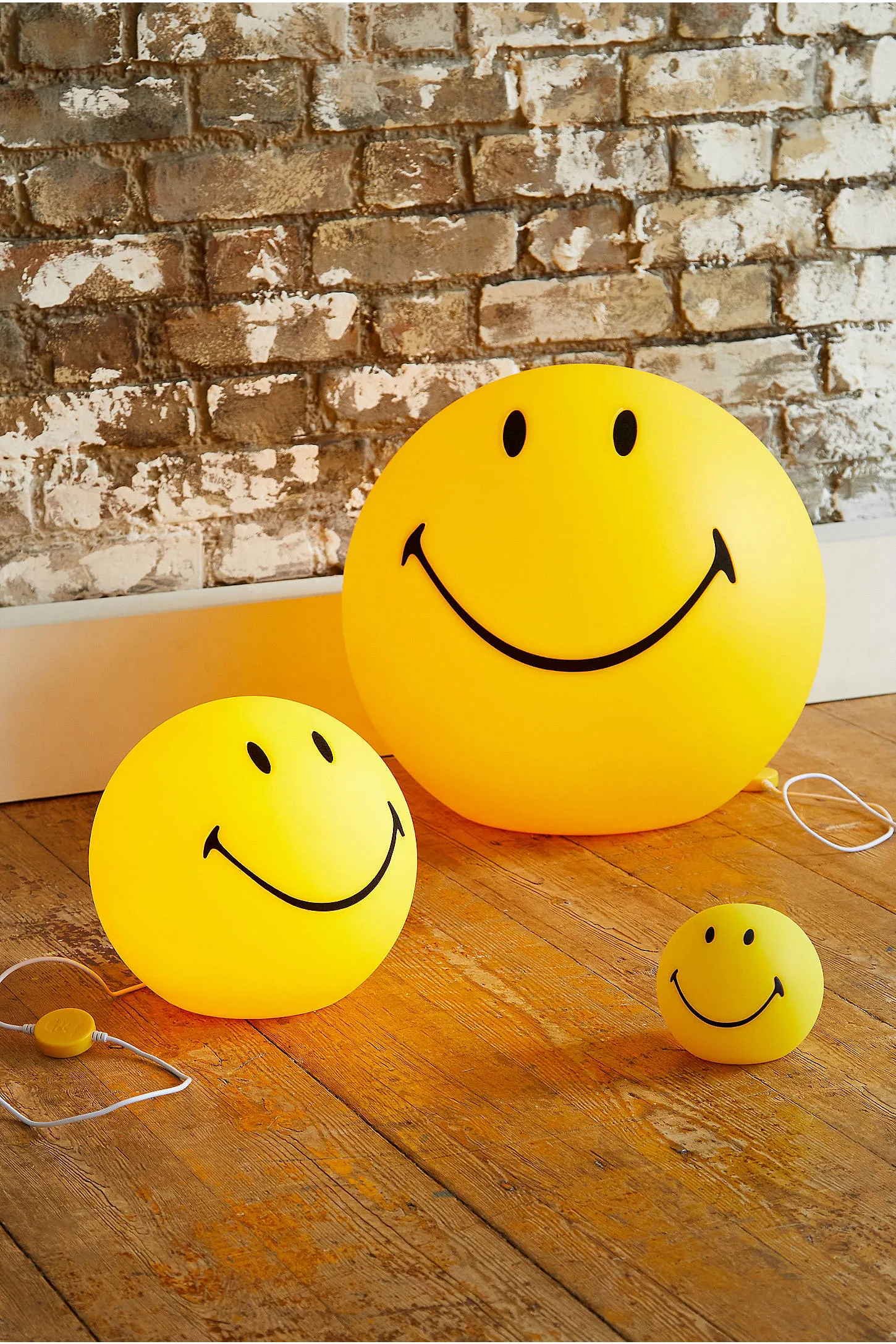 Mr Maria Yellow XL Smiley Novelty Lamp - Yellow 45cm x 40cm 4