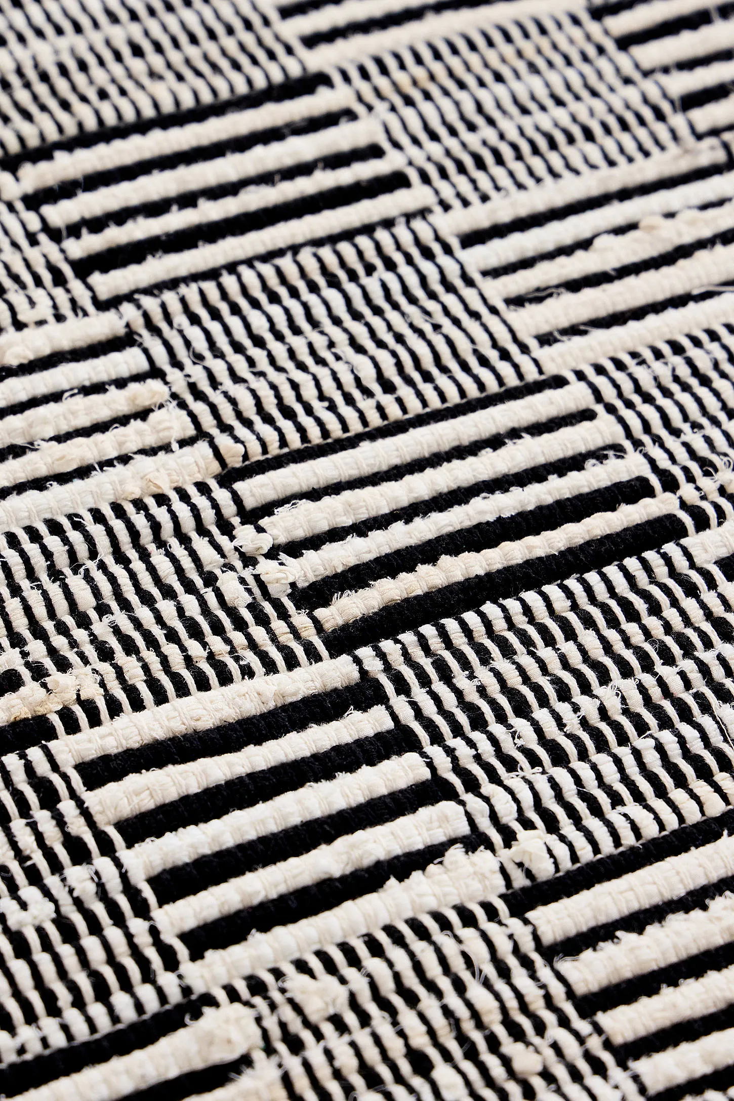 Black & White Woven Check 5x7ft / 150x210cm Rug - Black/White 2
