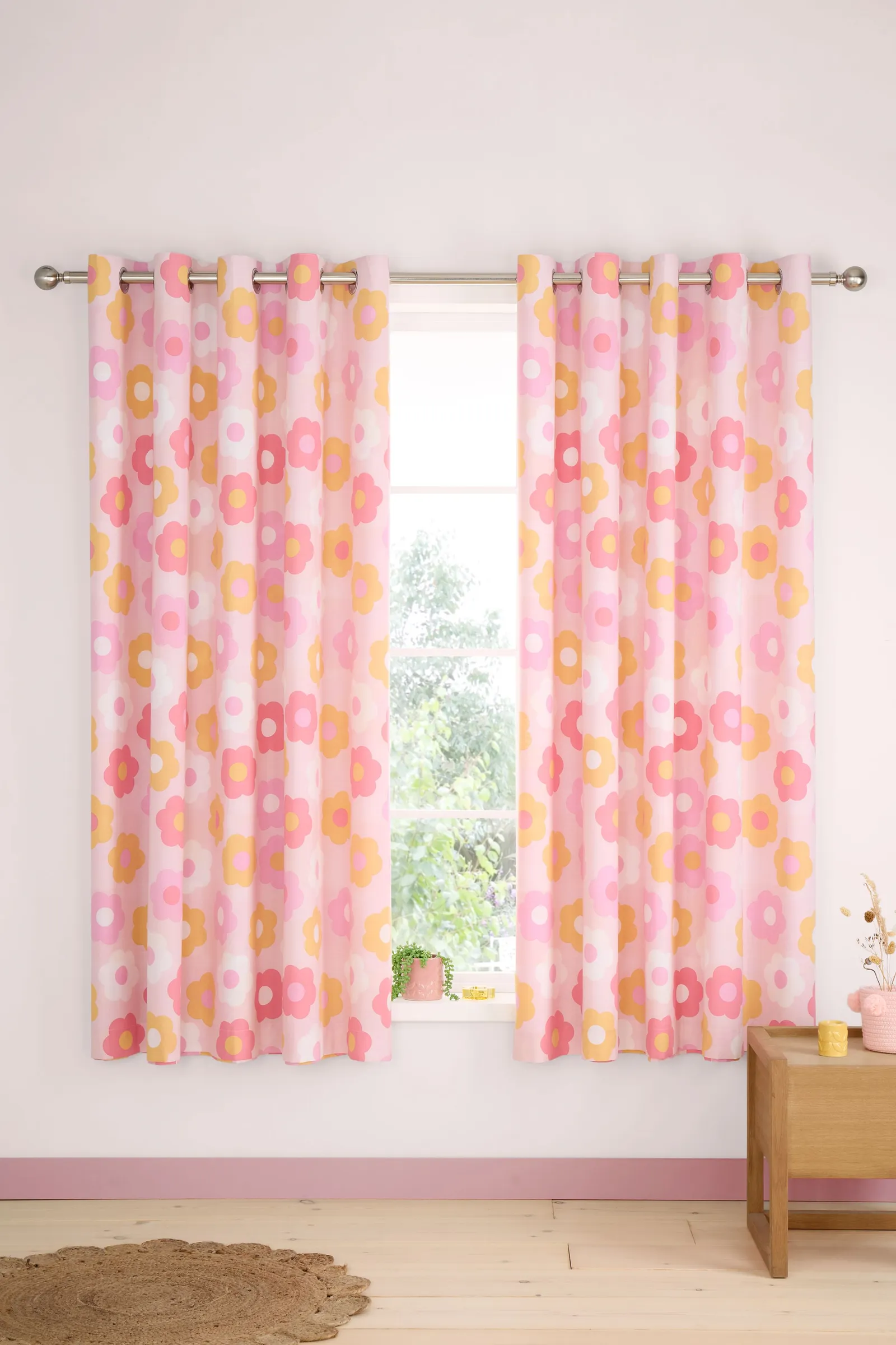 Catherine Lansfield 'Retro Daisy' Fully Reversible Eyelet Curtains in Pink 2