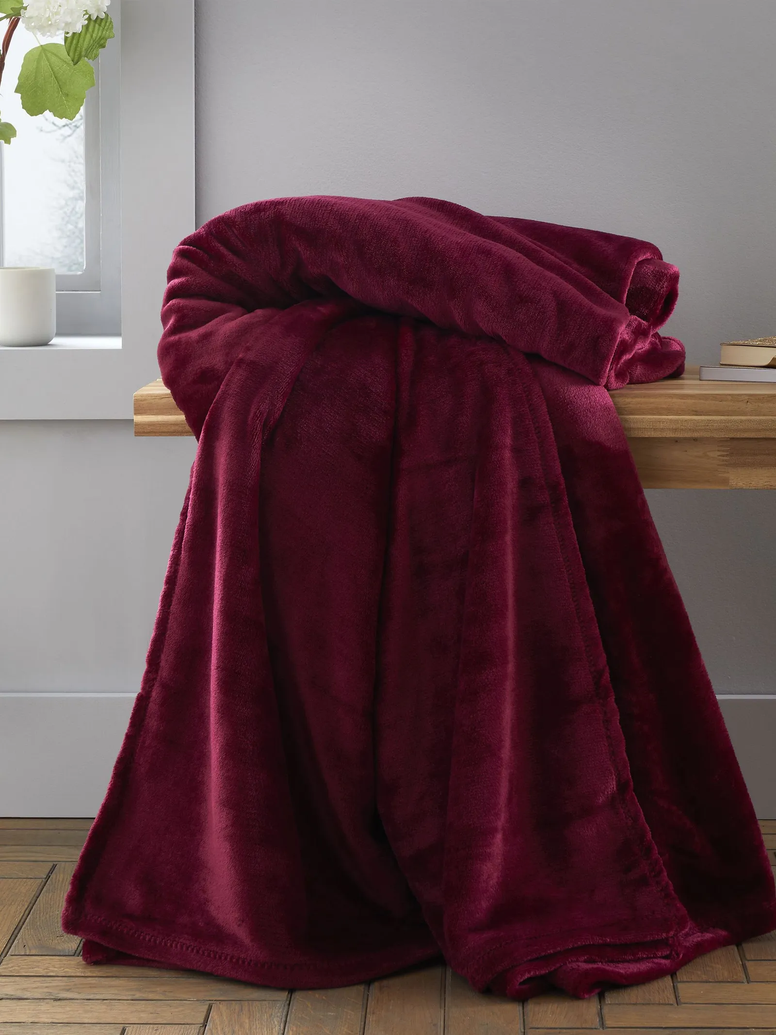 Catherine Lansfield 'Extra Large Raschel Velvet Touch' Blanket Throw in Red