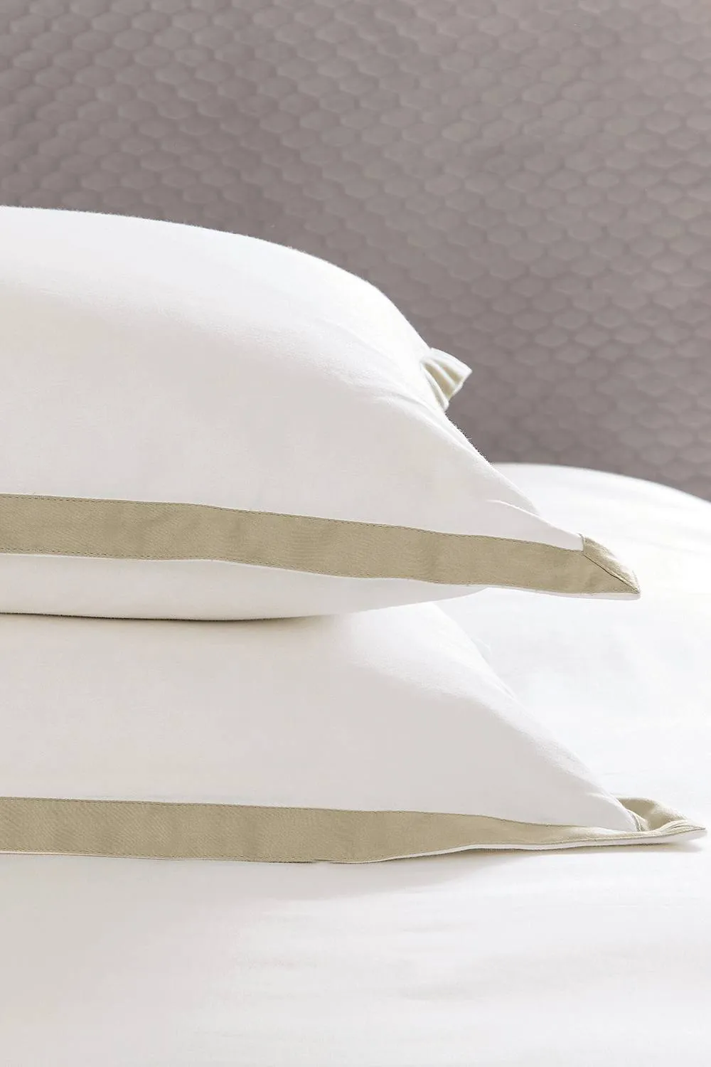 1951 'Oleanna' Cotton Sateen Duvet Cover Set in White 4