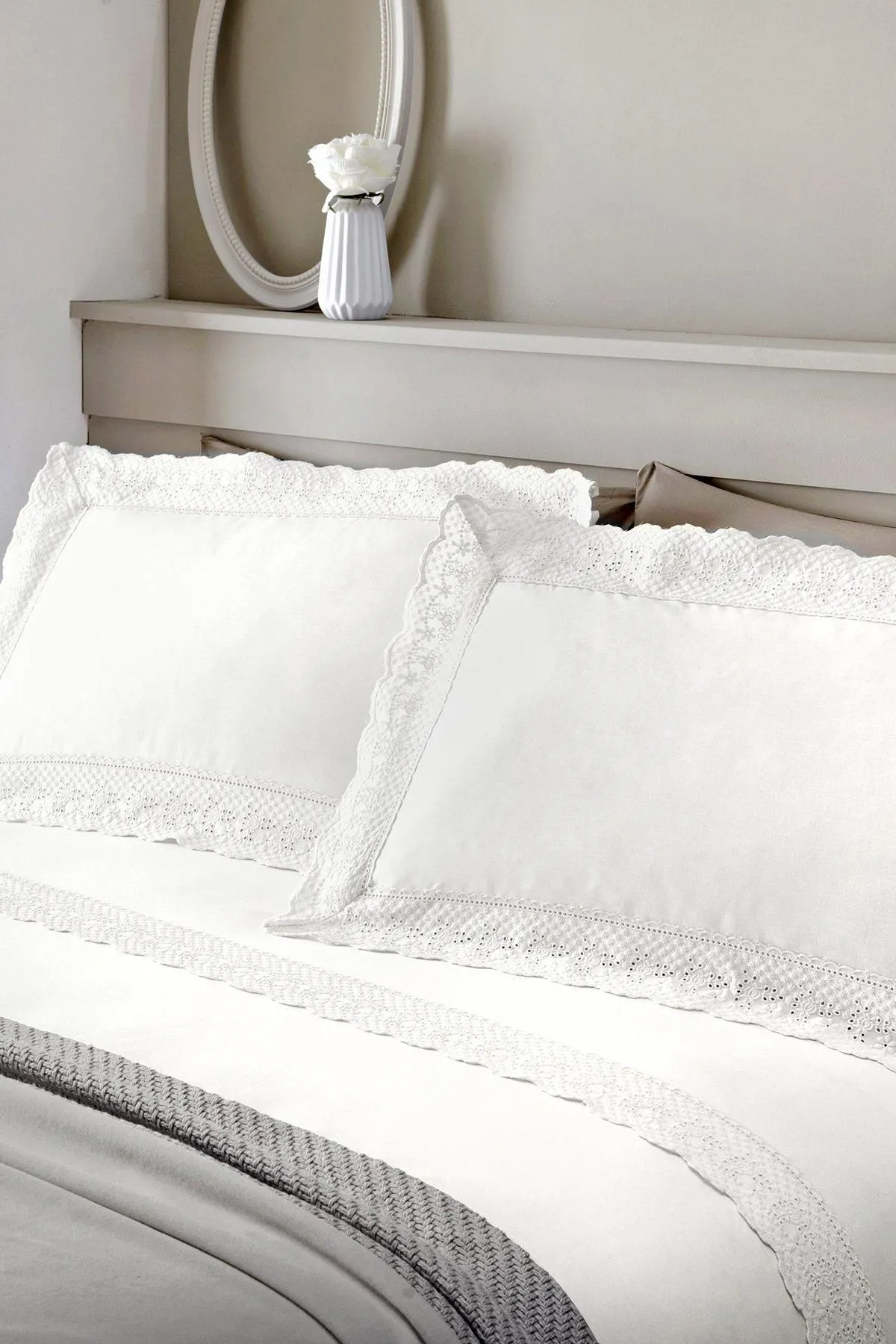 Serene 'Renaissance' Scallop Lace Embellished Duvet Cover Set in White