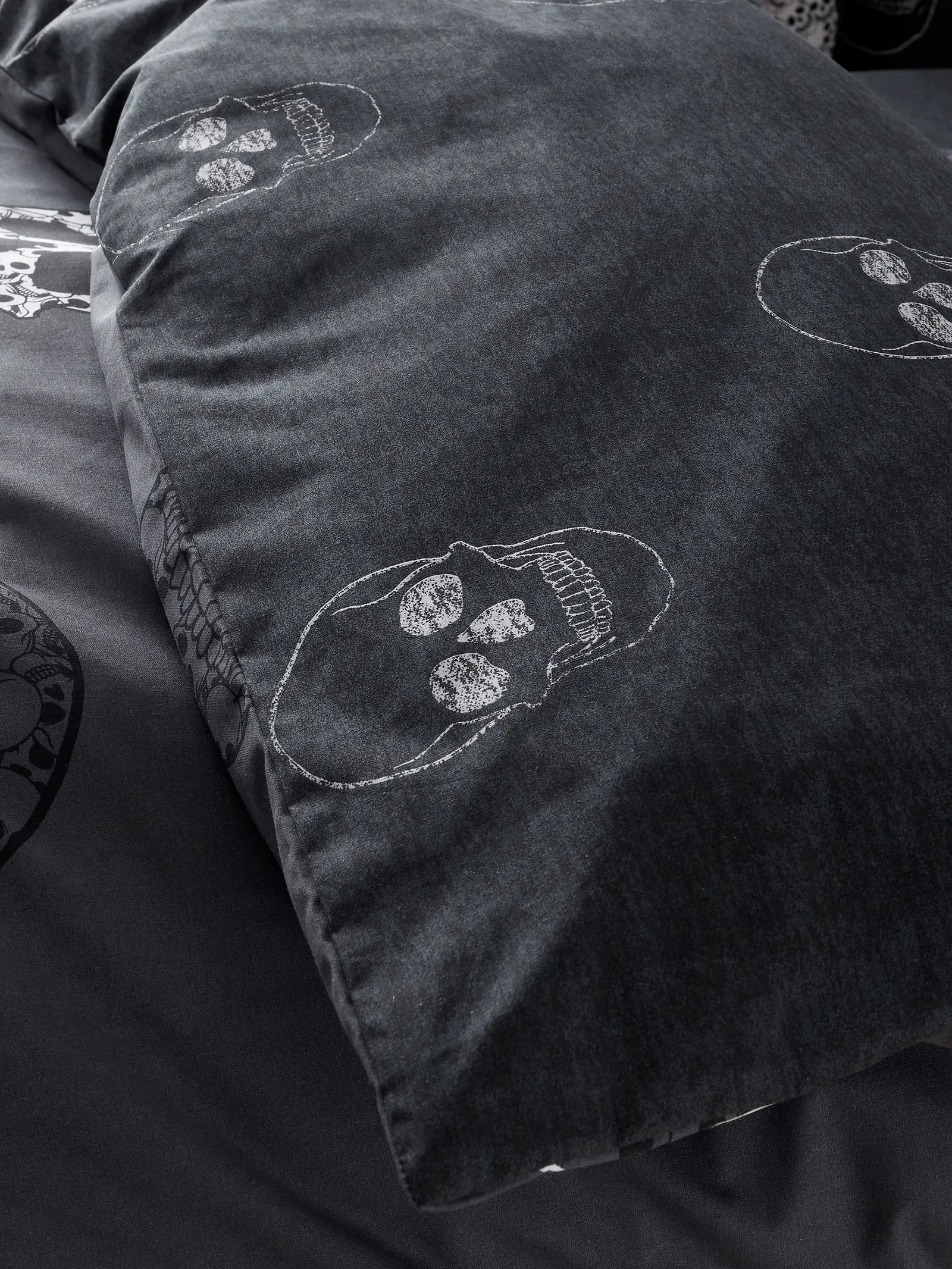 Catherine Lansfield 'Skulls' Halloween Duvet Cover Set in Grey 4