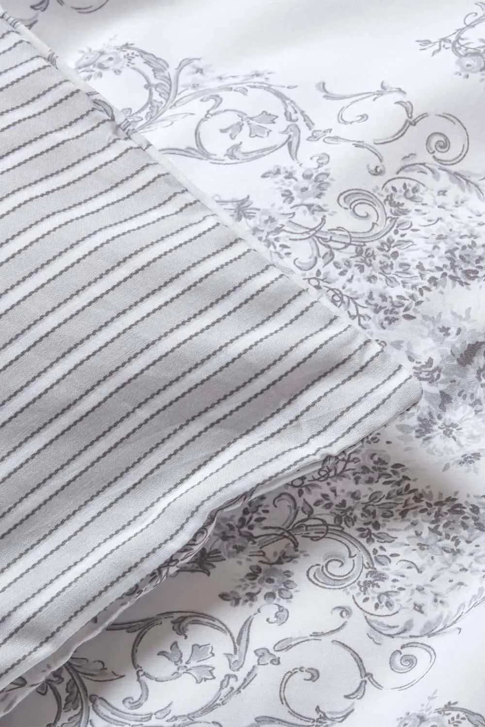 Homescapes French Toile Patterned Duvet Cover Set in Grey 5