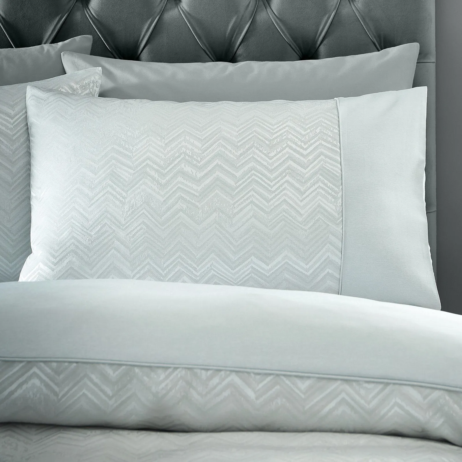 Portfolio Home Antibes Chevron Waves Duvet Cover Set Quilt with Pillowcase in Silver 4