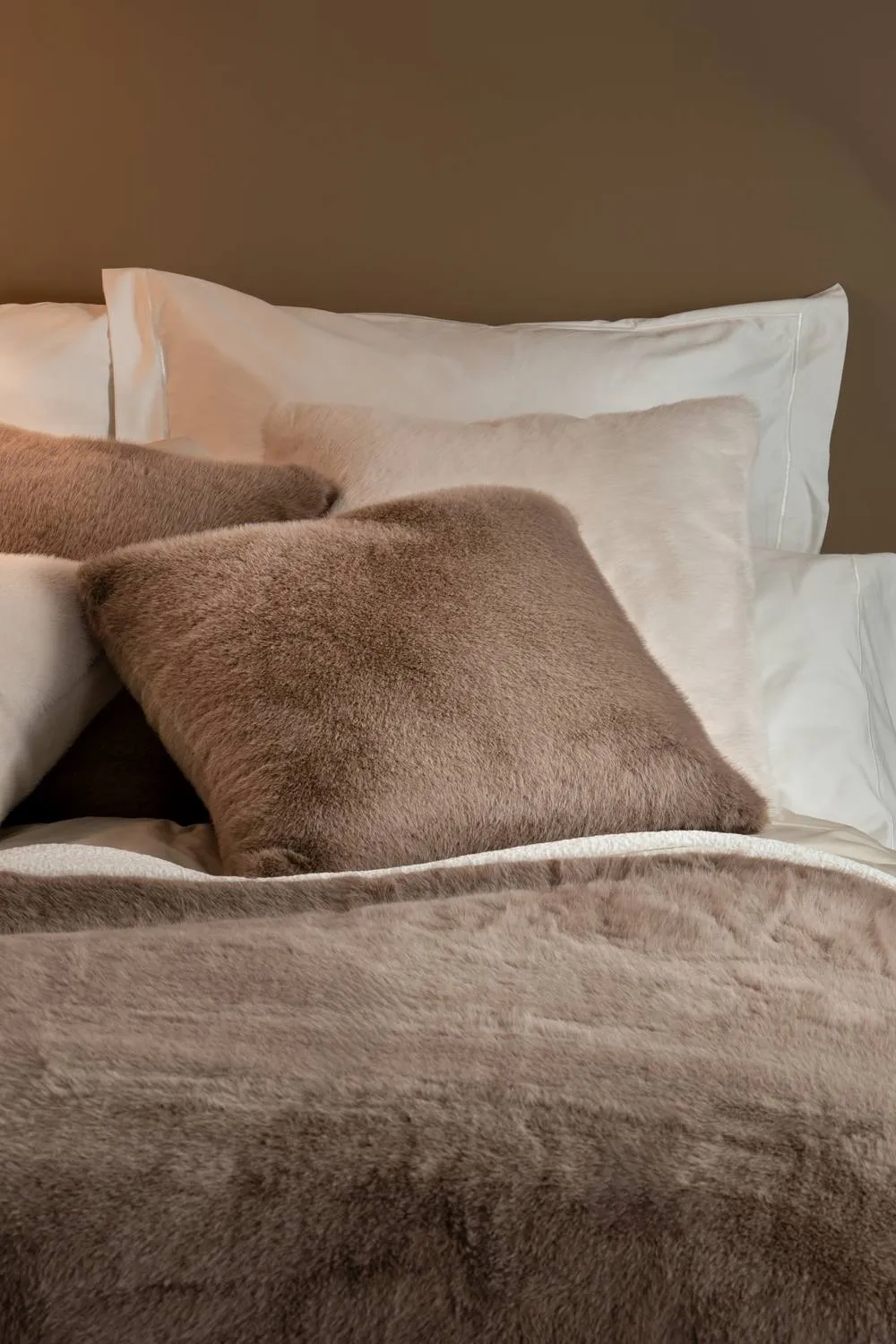 Soak&Sleep Fawn Faux Fur Throw