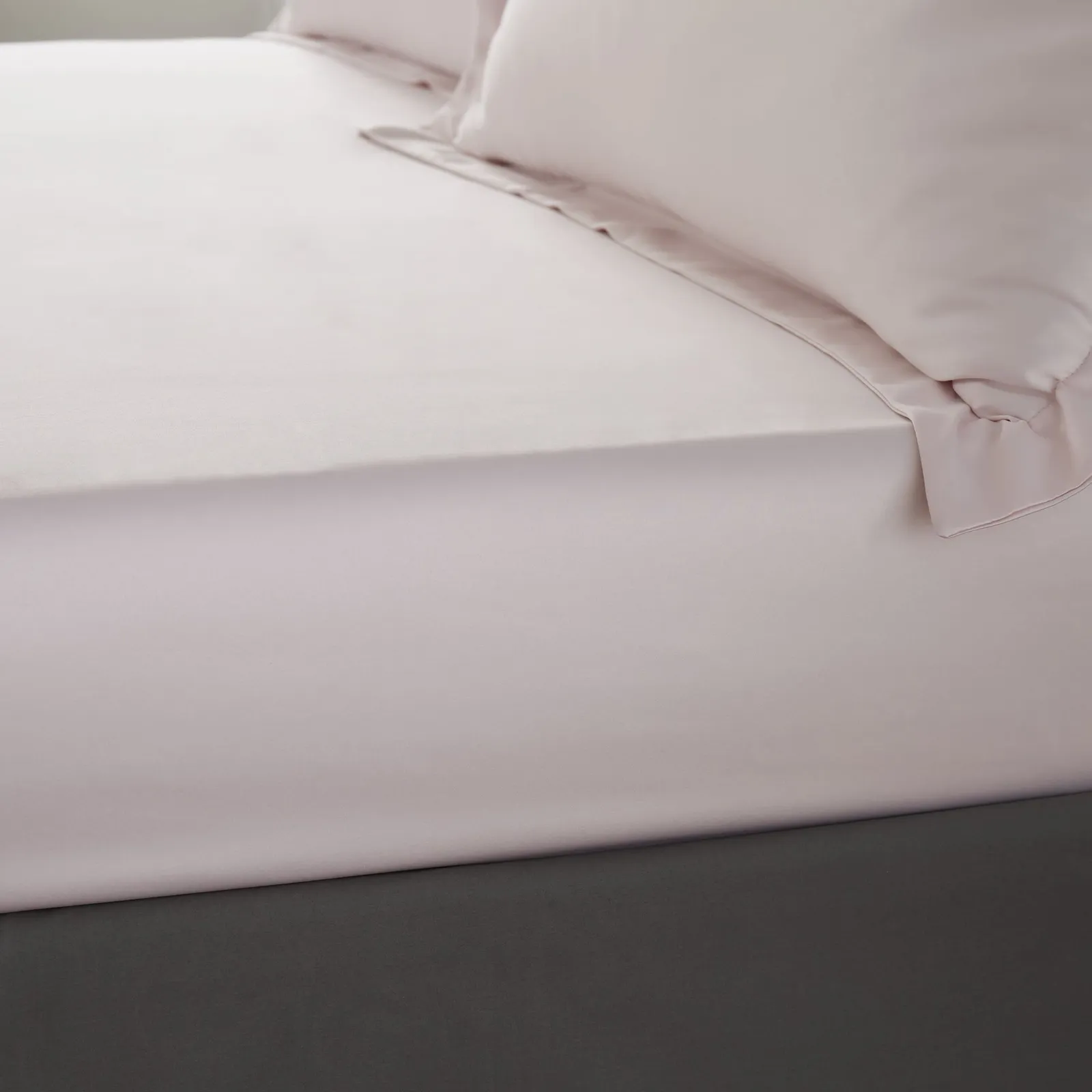Catherine Lansfield Silky Soft Satin Fitted Sheet Blush (Pink)
