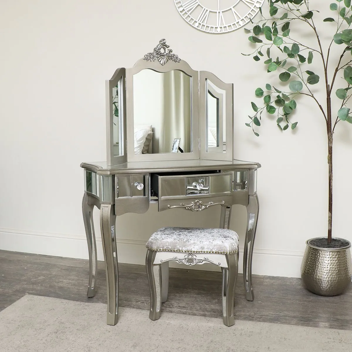 Melody Maison Ornate Mirrored 3 Drawer Dressing Table, Stool & Mirror Bedroom Furniture Set - Tiffany Range in Metallic Silver 2