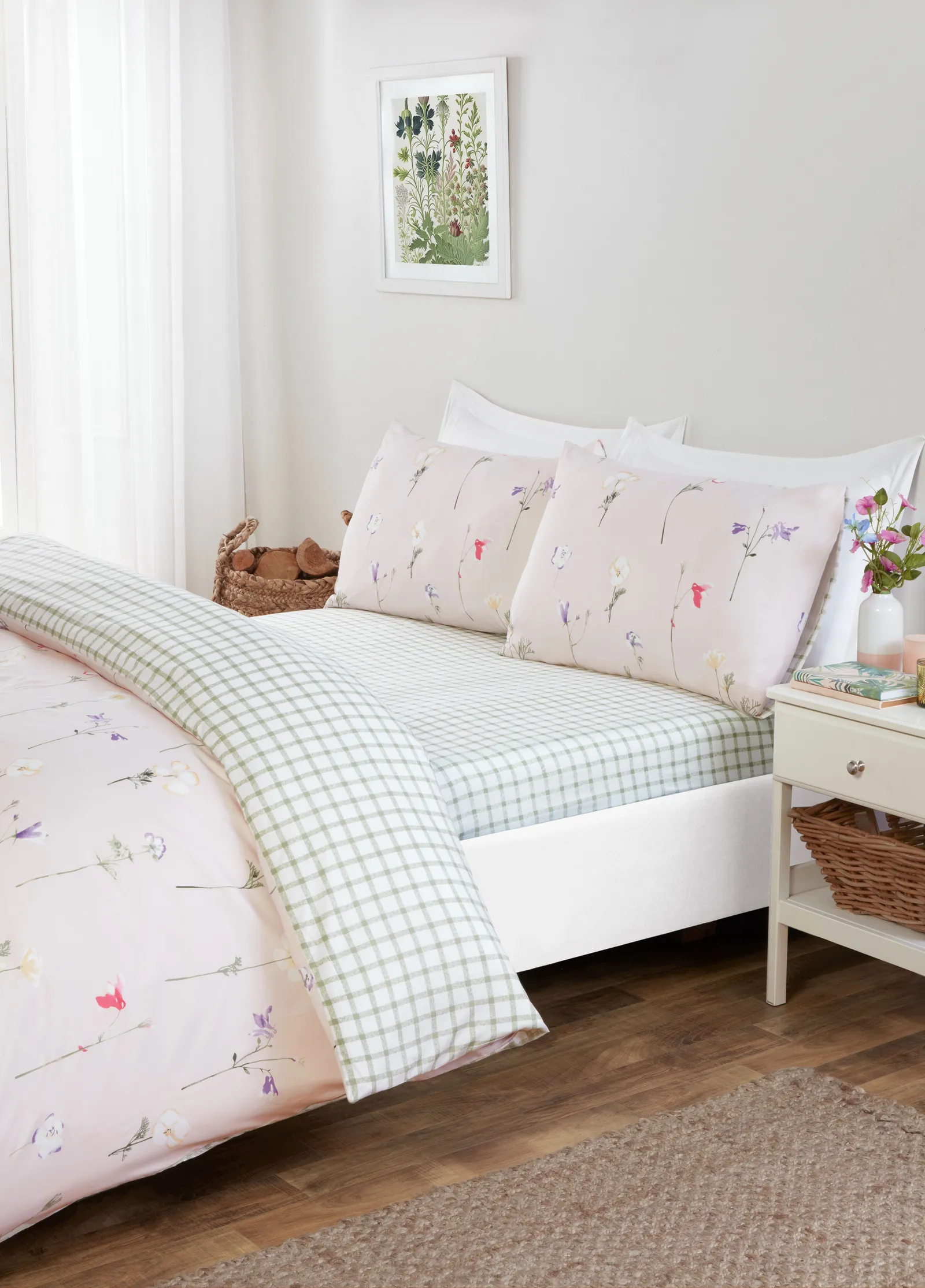 Rapport Home Niamh Floral Microfibre Complete Duvet Cover Set With Pillowcase in Pink