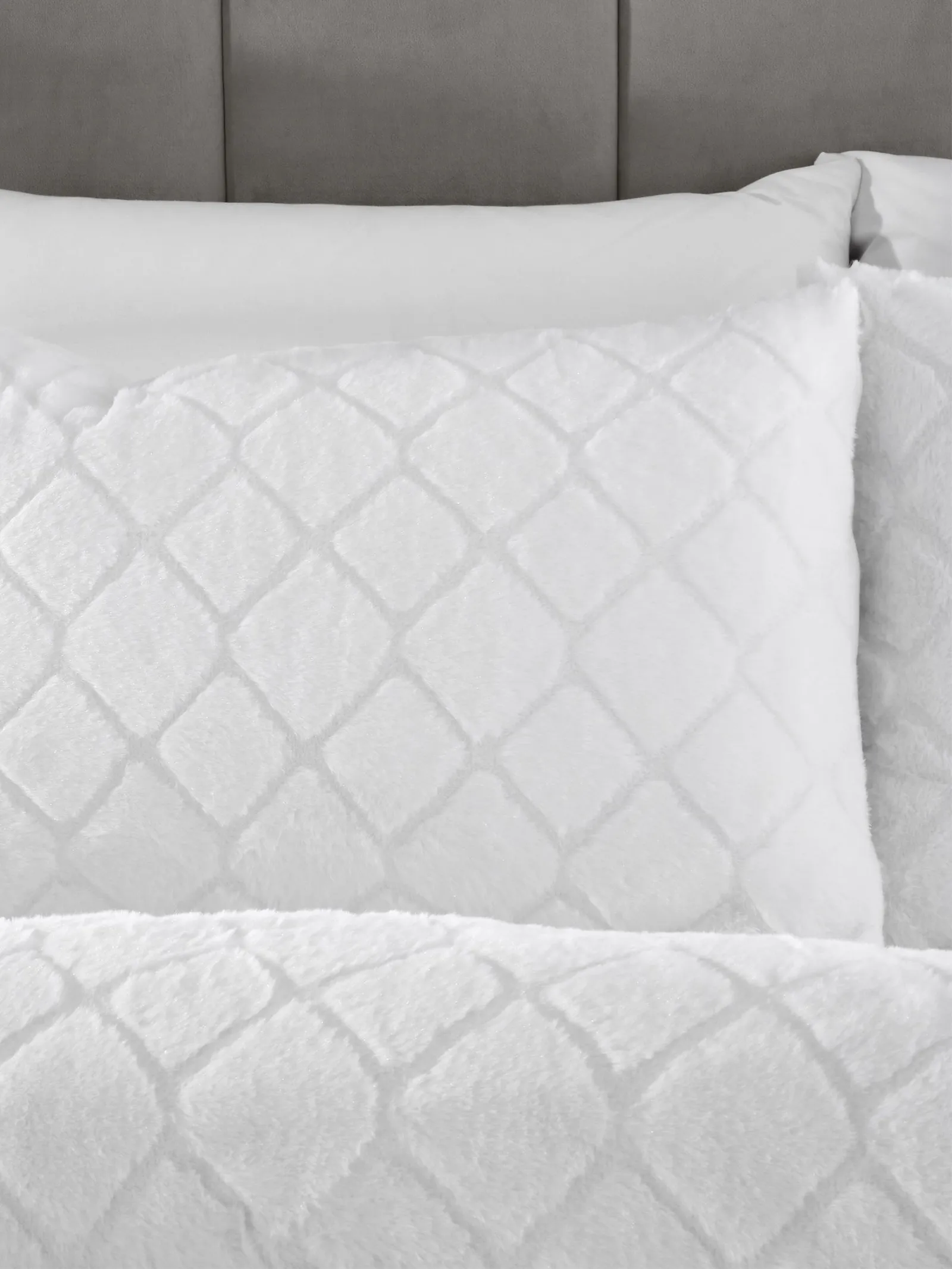 Catherine Lansfield 'Cosy Diamond' Soft & Warm Faux Fur Fleece Duvet Cover Set in White 2