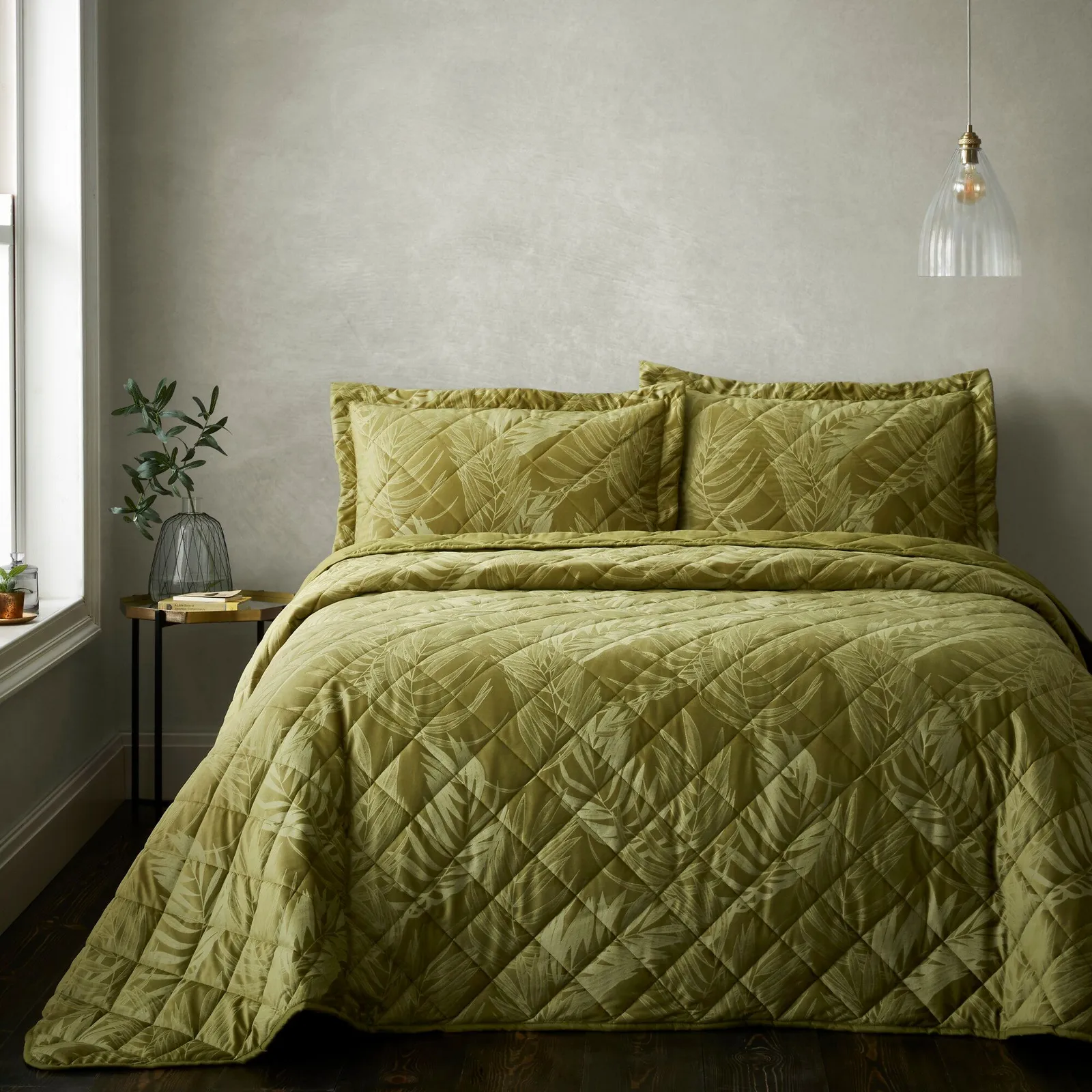 Portfolio Home Woburn Botanical Quilted Bedspread Pillow Shams Throw Set 254 x 254cm in Green
