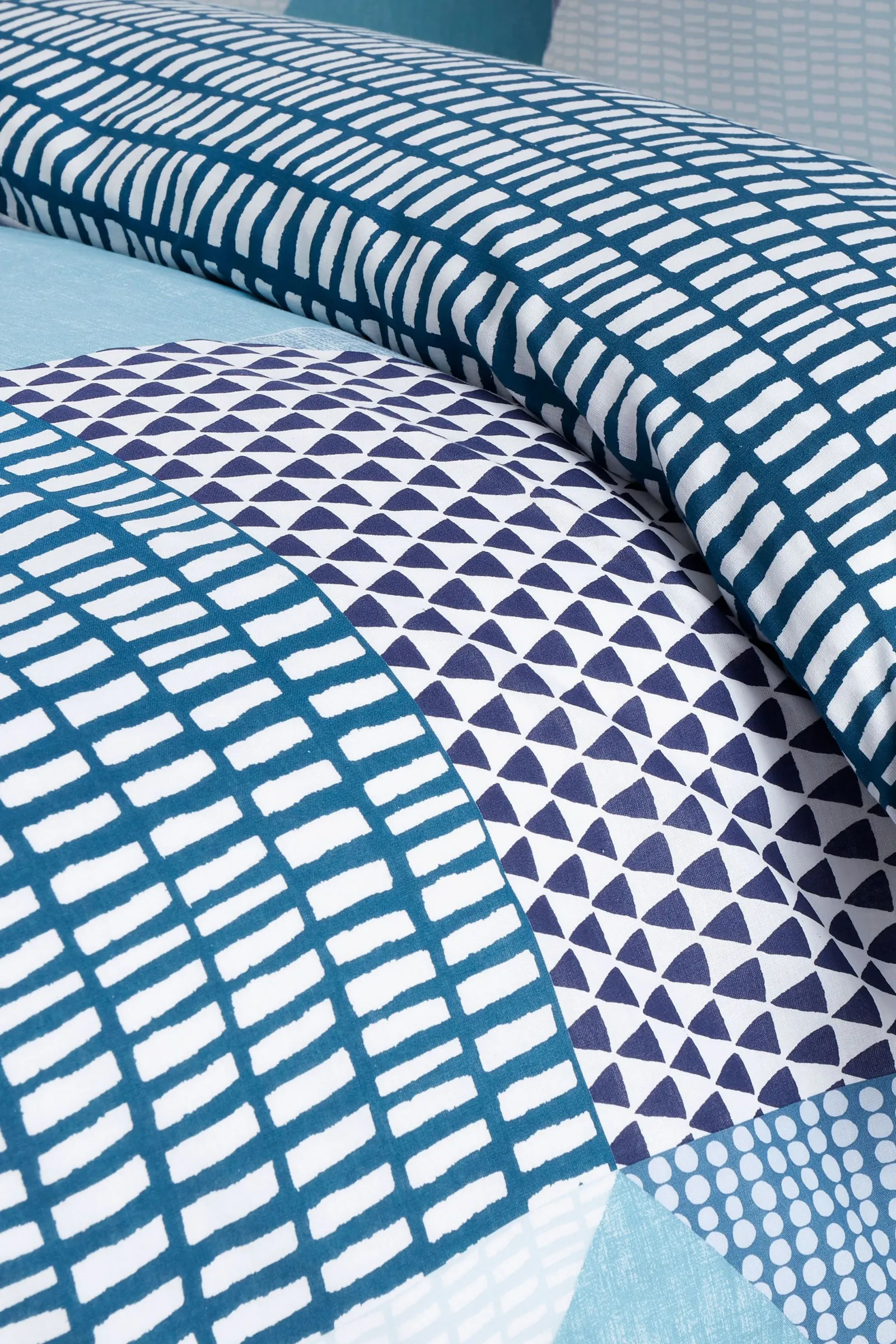 Catherine Lansfield 'Larsson Geo' Duvet Set in Teal 3