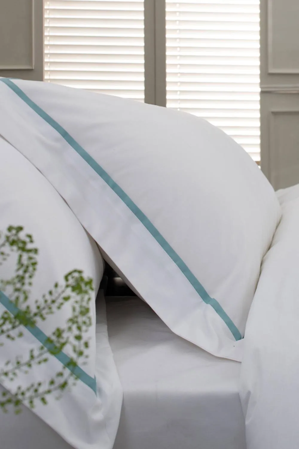 The Lyndon Company Boutique Hotel Hampstead 200 Thread Count Cotton Duvet Cover Set in Green 4