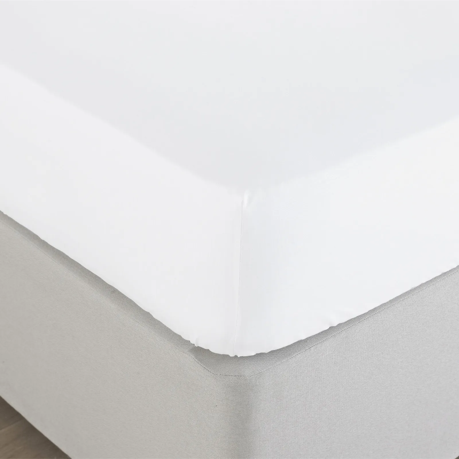 Paoletti Bamboo 200 Thread Count Cotton Blend Fitted Bed Sheet in White 2