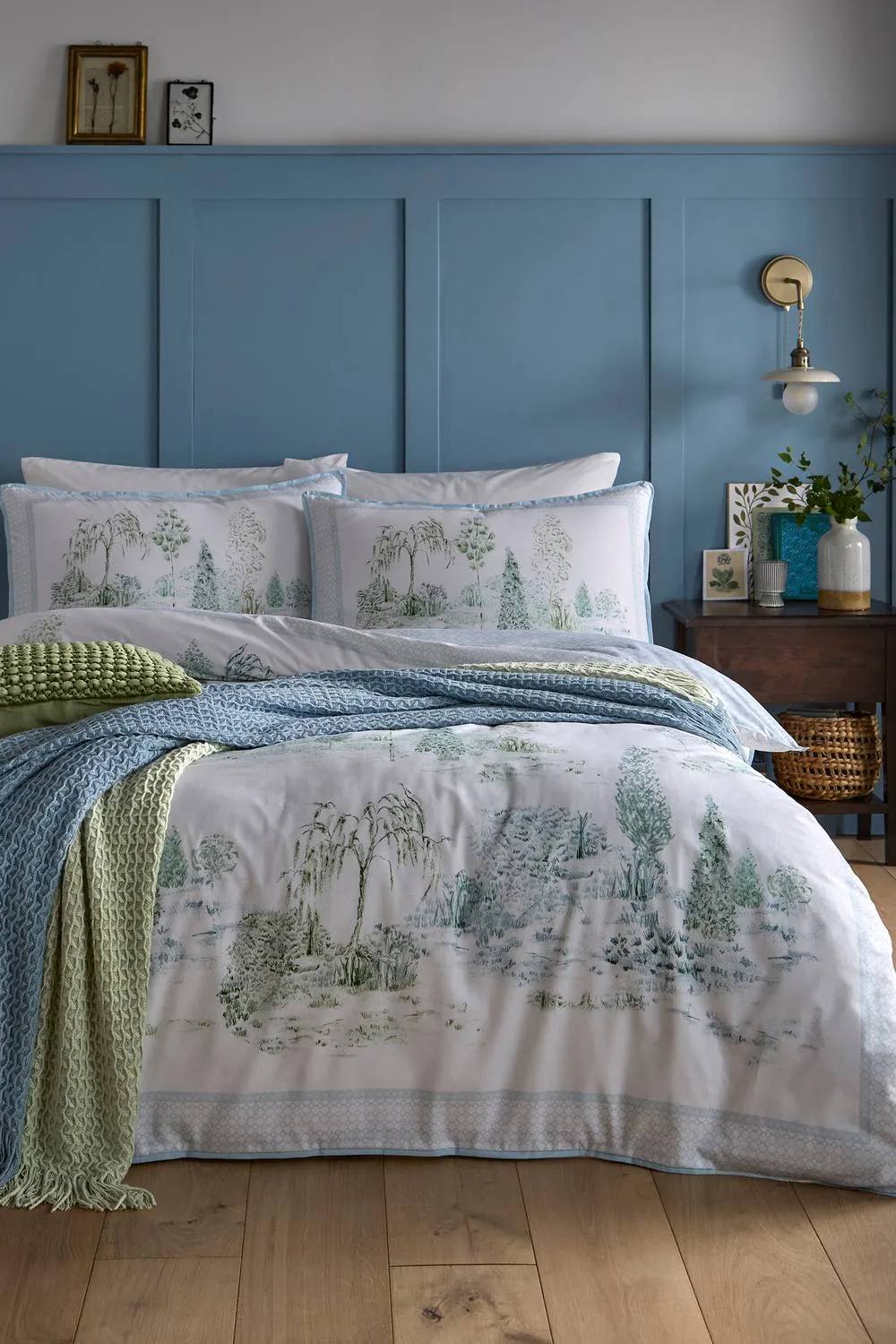 Appletree 'Willow Tree Scene' 100% Cotton Duvet Cover Set in Blue 5