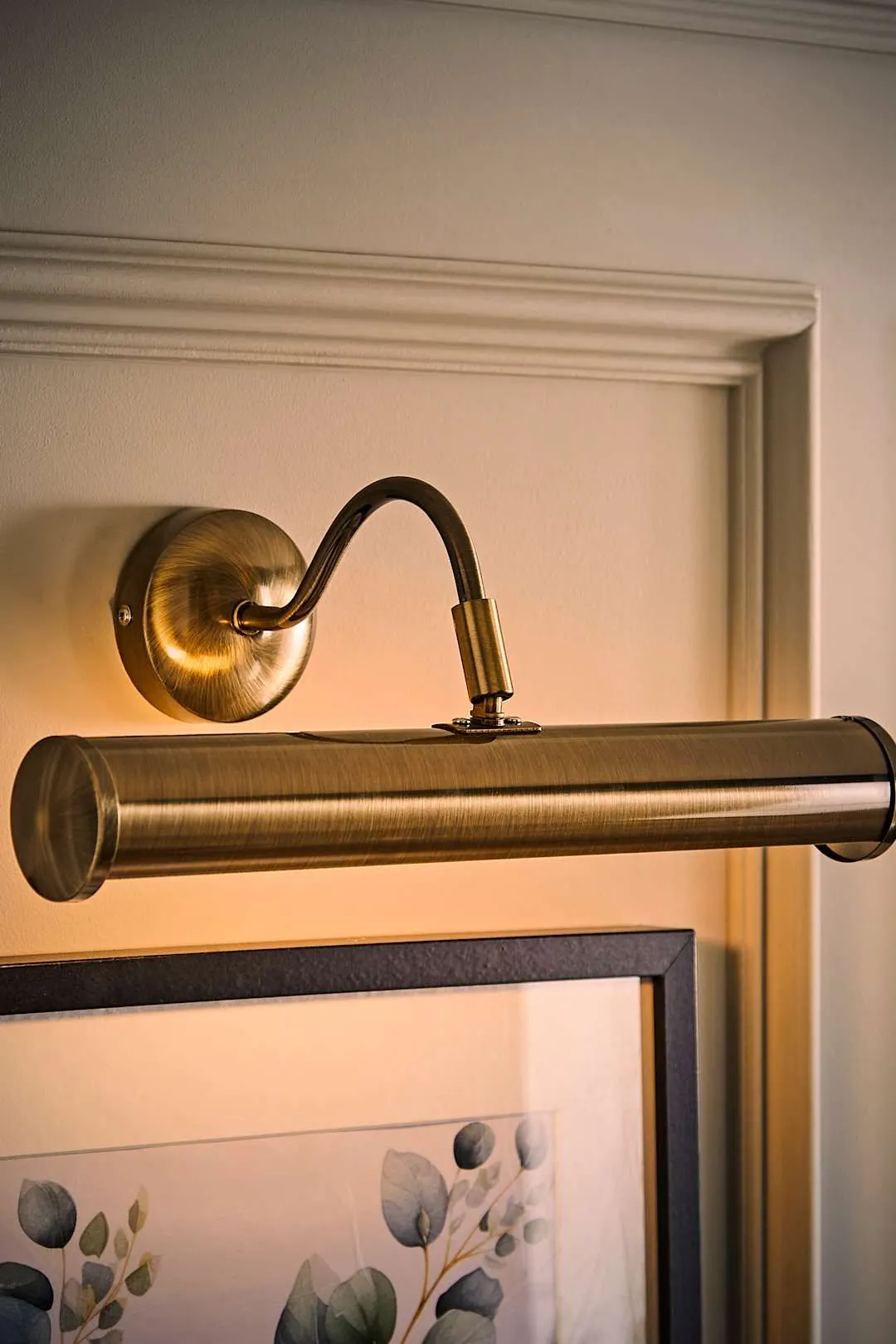 ValueLights Gemini Antique Gold Indoor Wall Picture Light 2