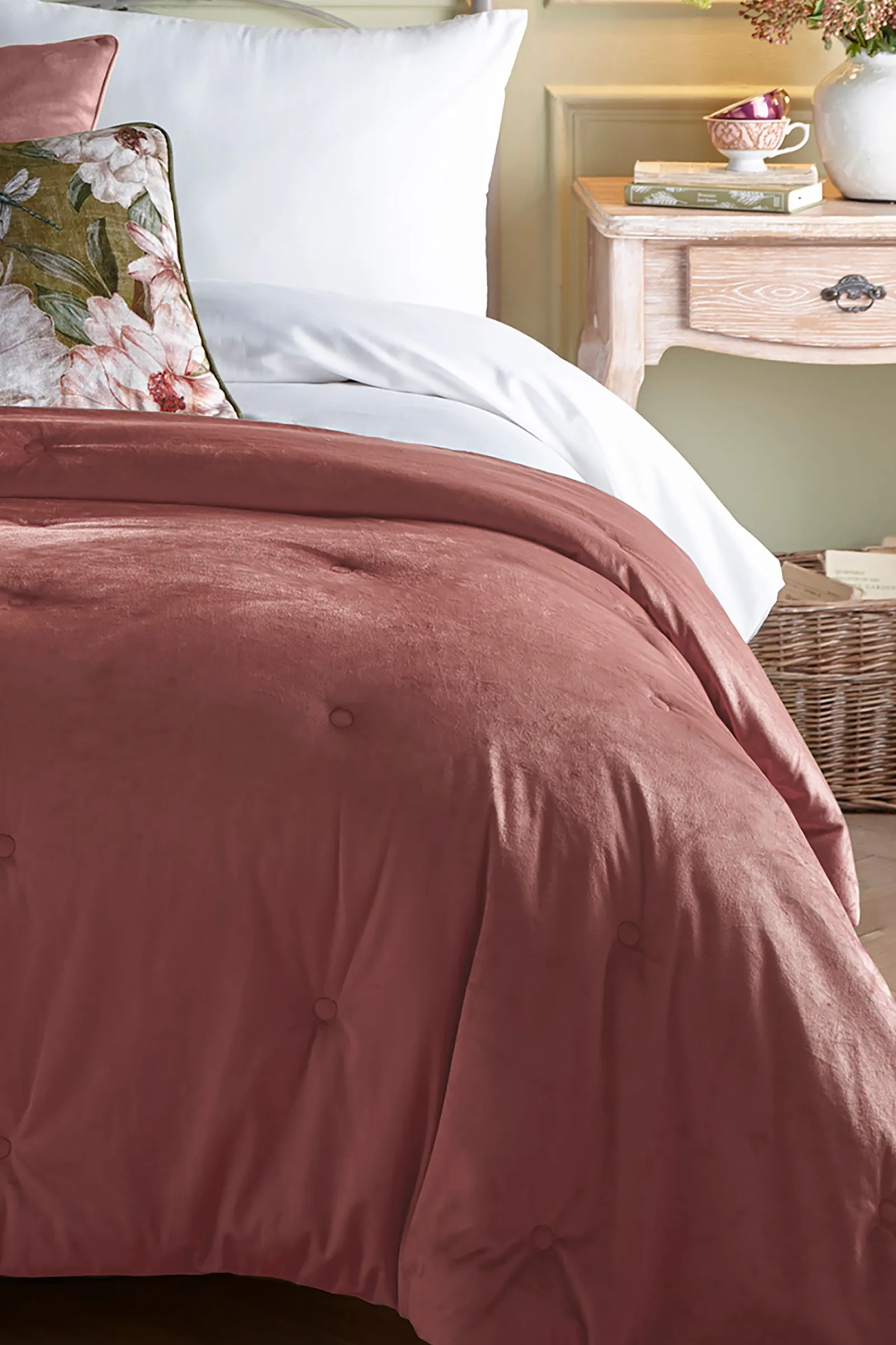 Appletree 'Austell' Velvet Bedspread in Pink 2