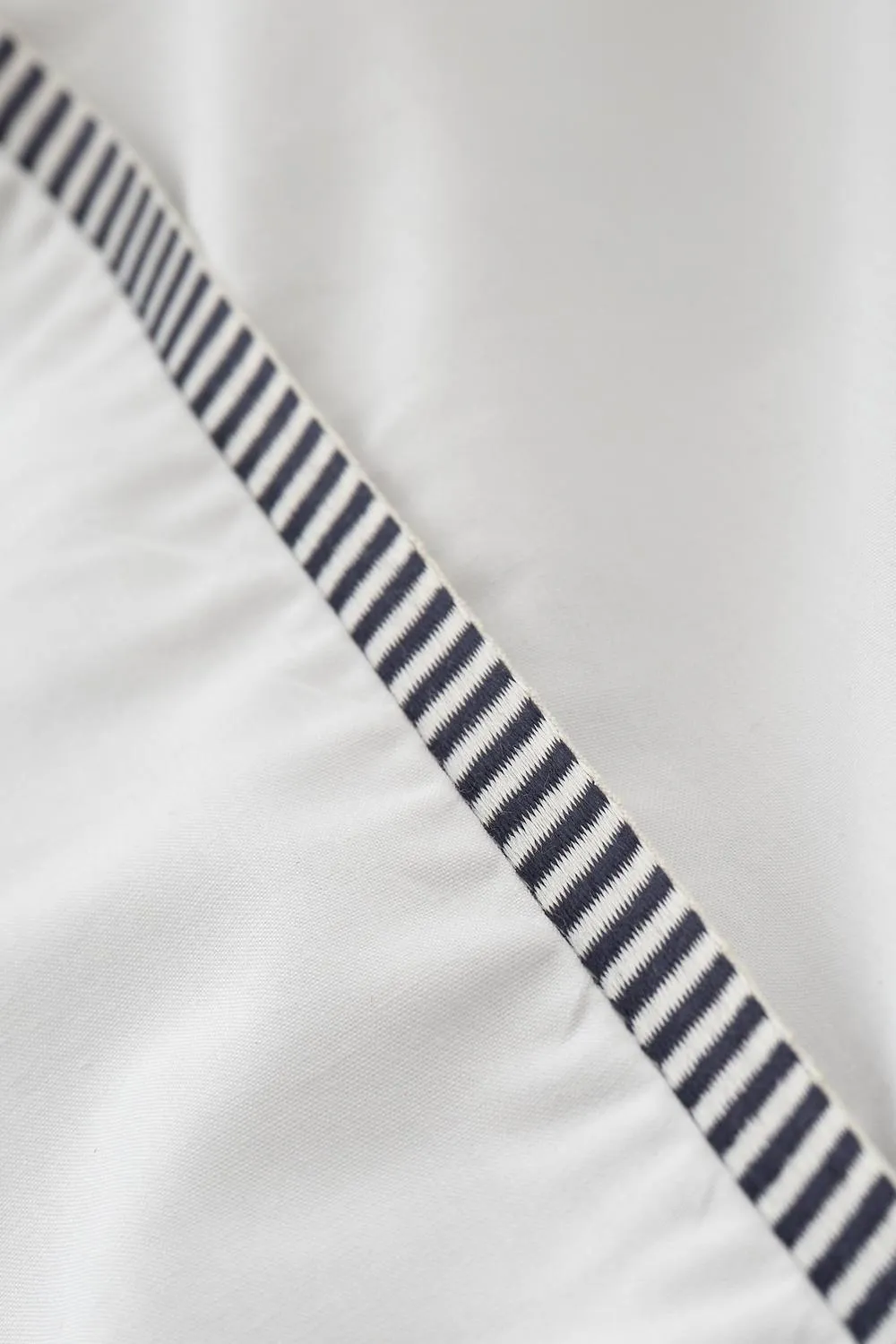 Bianca Contrast Trim 200 Thread Count Cotton Duvet Cover Set in White 5