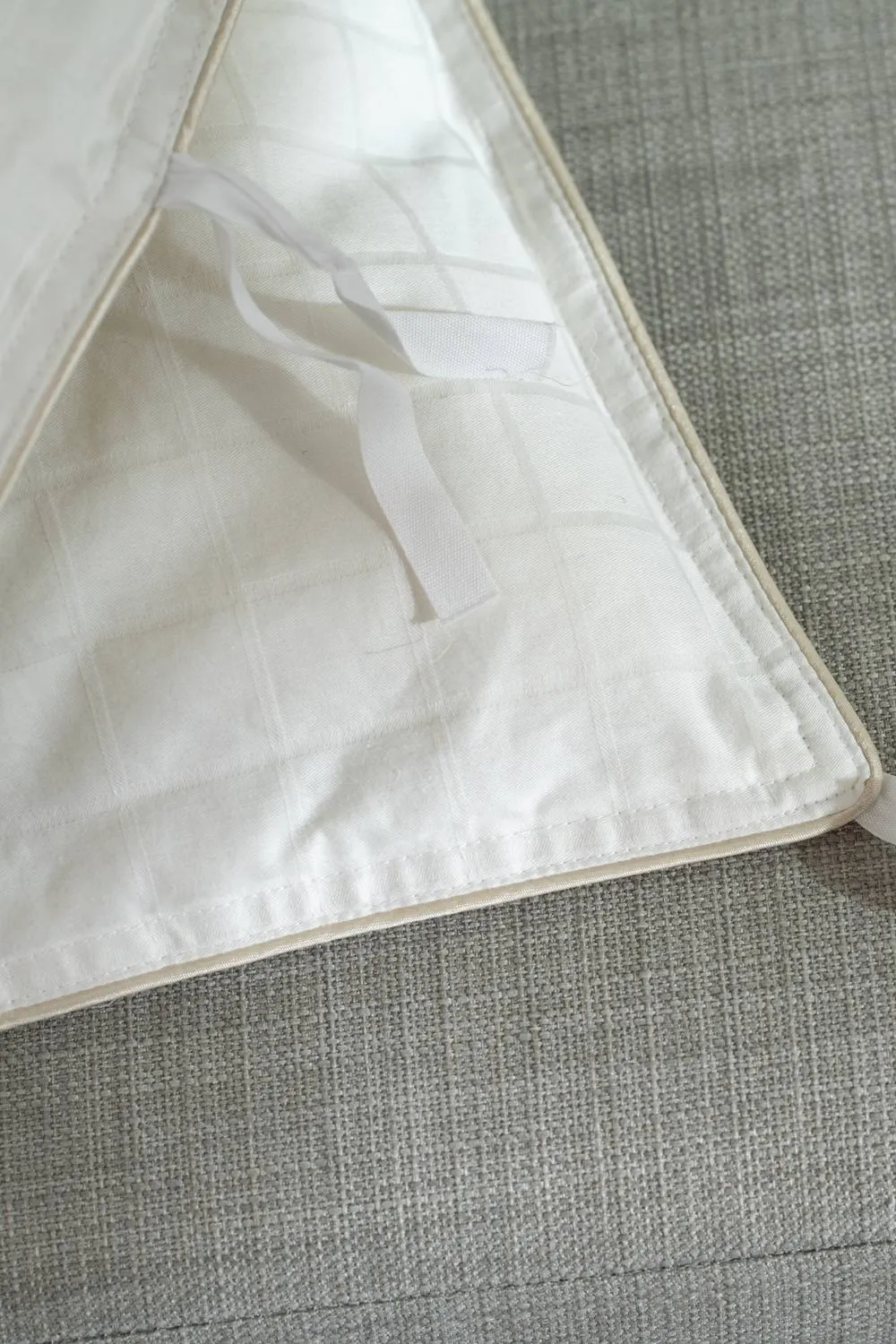Soak&Sleep 4.5 Tog Soft As Down with Silk Superking Duvet in White 3