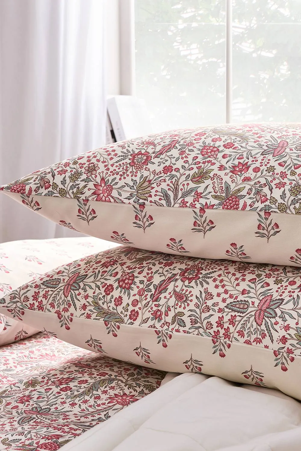 CHRISTY 'Newstead' Mulberry Reversible Cotton Sateen Standard Pillowcase Pair in Red 2