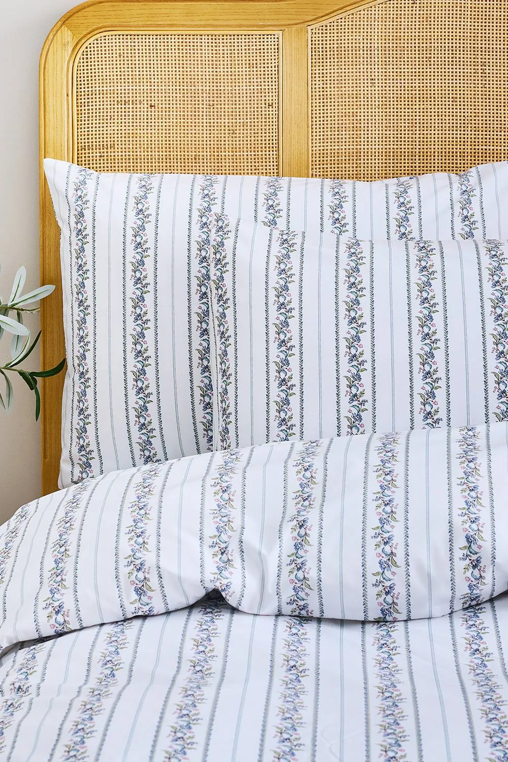 CHRISTY 'Clara' Jacobean Floral Striped Percale Standard Pillowcase Pair in Blue 2