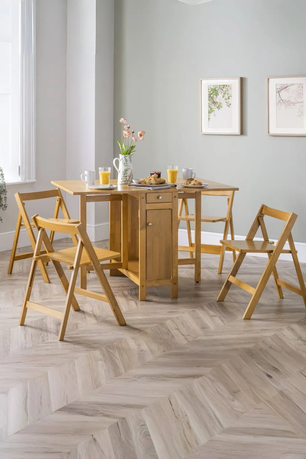 Julian Bowen Savoy 4 Seater Drop Leaf Gateleg Dining Set with Folding Chairs in Light Oak 1