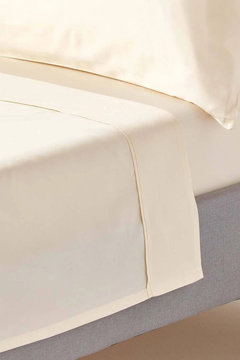 Homescapes Sateen Cotton Flat Sheet 400 TC in Cream 1