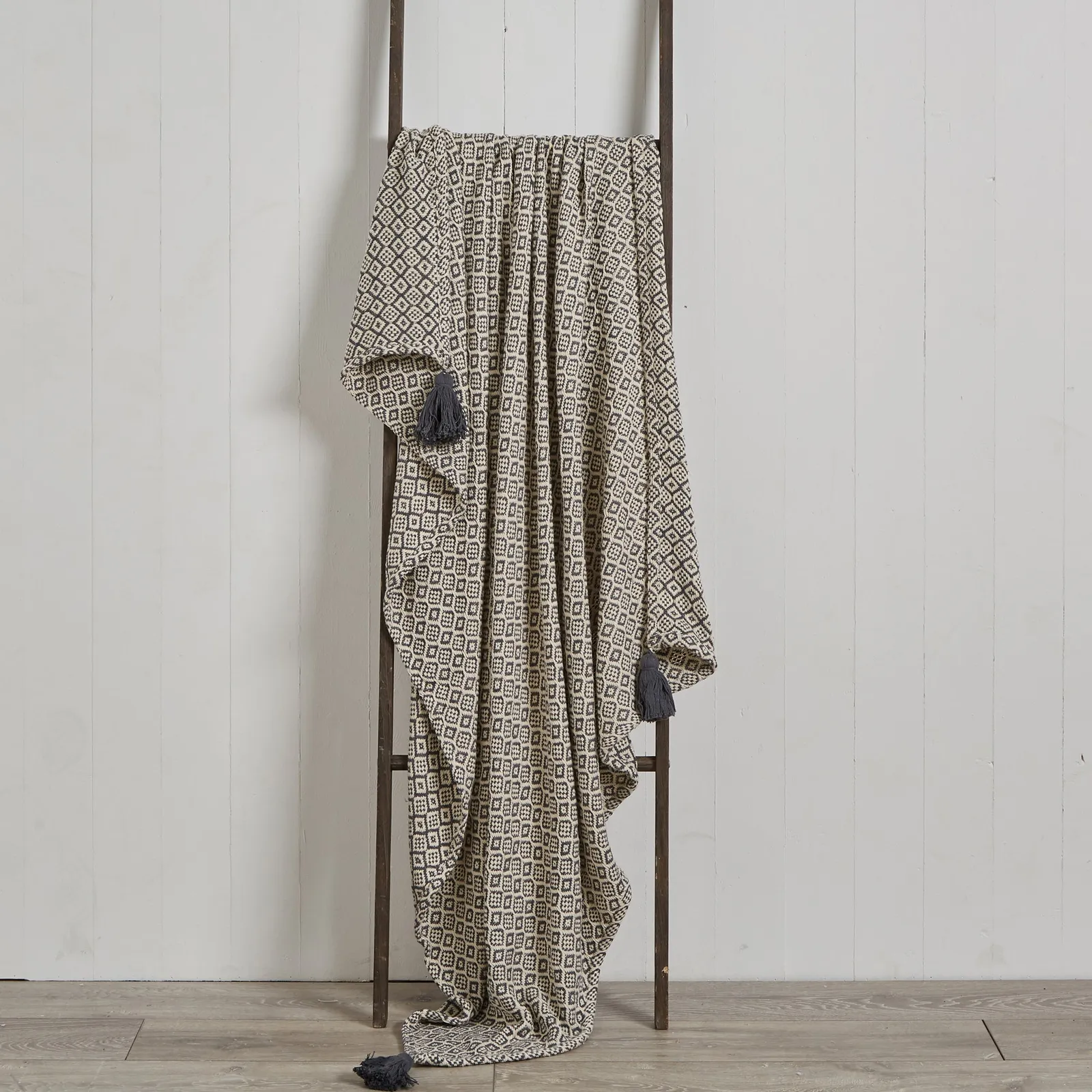 Diamond Tassle 130cm x 180cm Throw Black